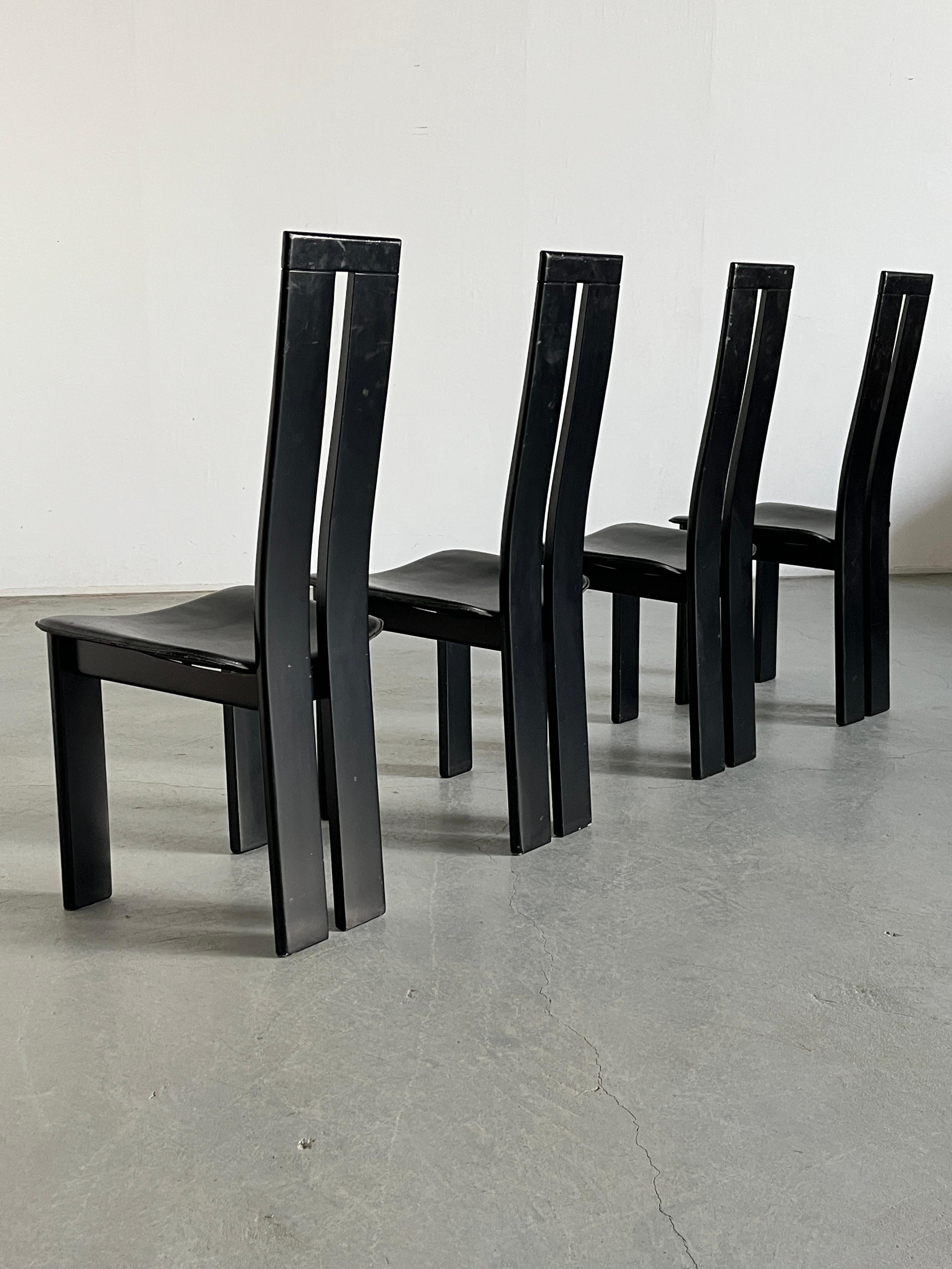 Cuir 1 des 4 chaises de salle à manger postmodernes vintage dans le style de Pietro Constantini, années 70 en vente