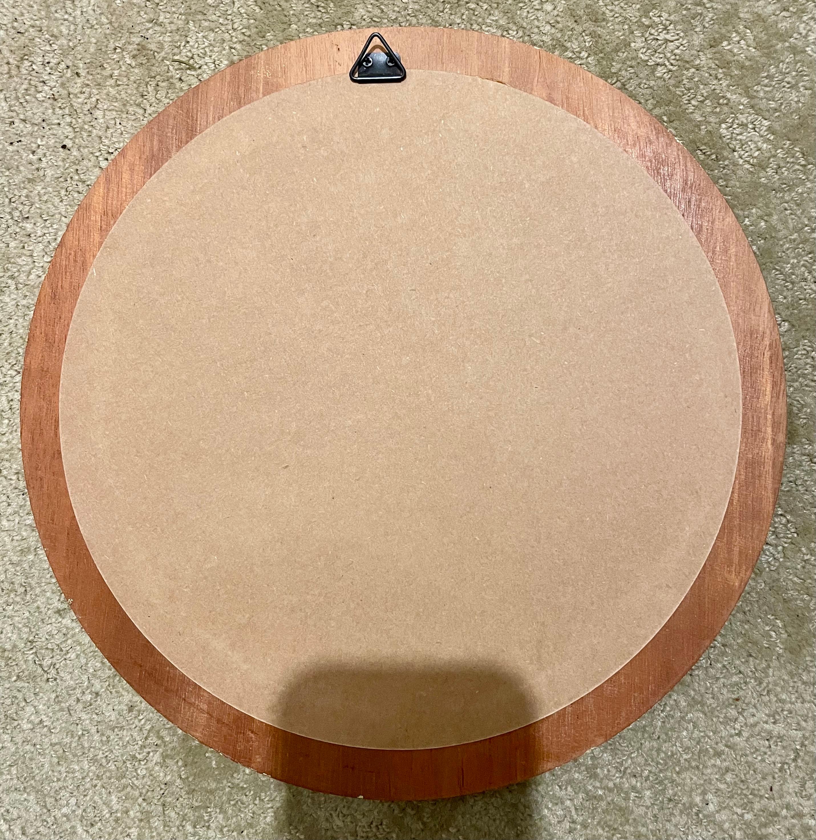  Specchio rotondo in legno con finitura dorata italiana. Lo specchio misura 11