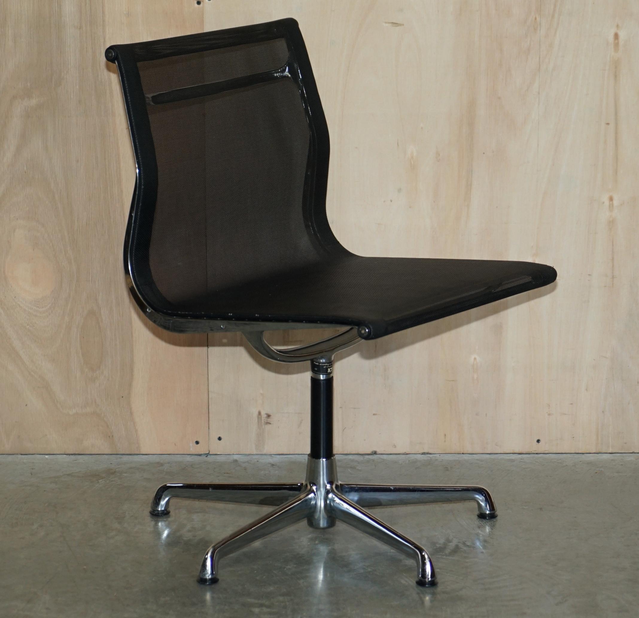 Nous avons le plaisir de proposer à la vente 1 des 4 fauteuils pivotants chromés originaux entièrement estampillés ICF pour Charles Eames, EA105 Hopsak RRP £2,096 chacun.

Super iconiques, primées, que dire de plus, ce sont les chaises de bureau