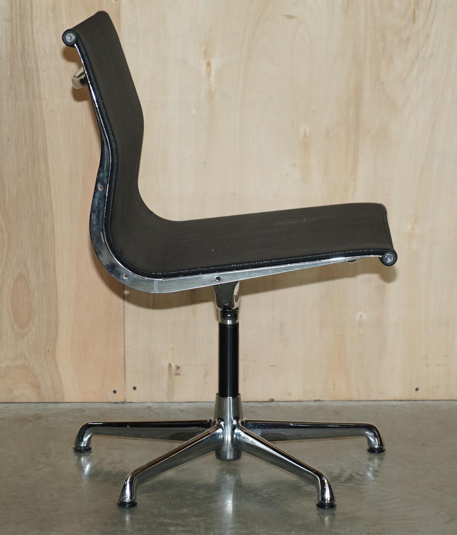Européen 1 de 4 fauteuils de bureau pivotants vintage Vitra Icf Eames EA105 Hopsak en vente