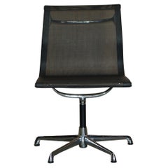 1 de 4 fauteuils de bureau pivotants vintage Vitra Icf Eames EA105 Hopsak