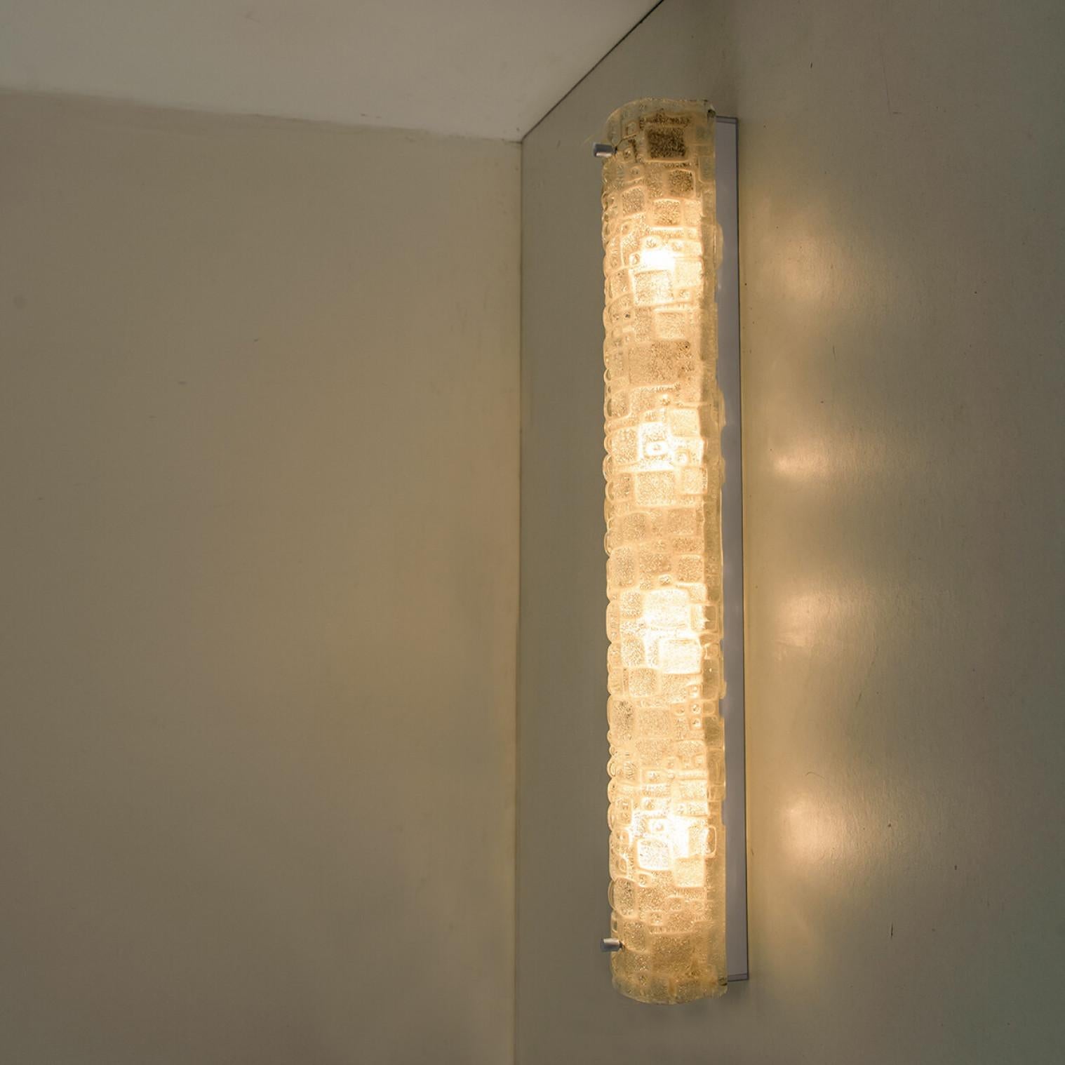 1 of 4 White Bubbled Ice Glass Wall Light Fixtures by Hillebrand, Germany, 1960 In Good Condition For Sale In Rijssen, NL