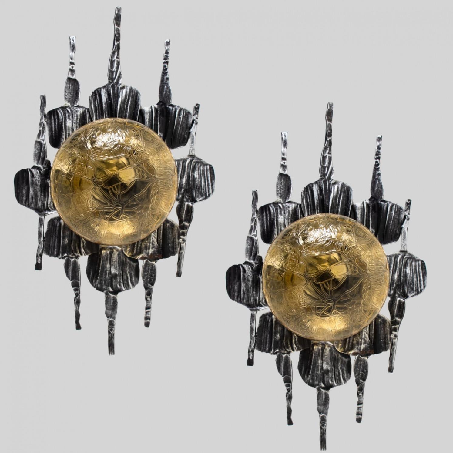 1 de 5 belles encastrées en fer gris et jaune. Fabriqué au Danemark dans les années 1960. Original et bien entretenu. Chaque affleurant est composé de grandes plaques traitées à l'acide et soudées entre elles, avec une ampoule jaune au milieu.

La