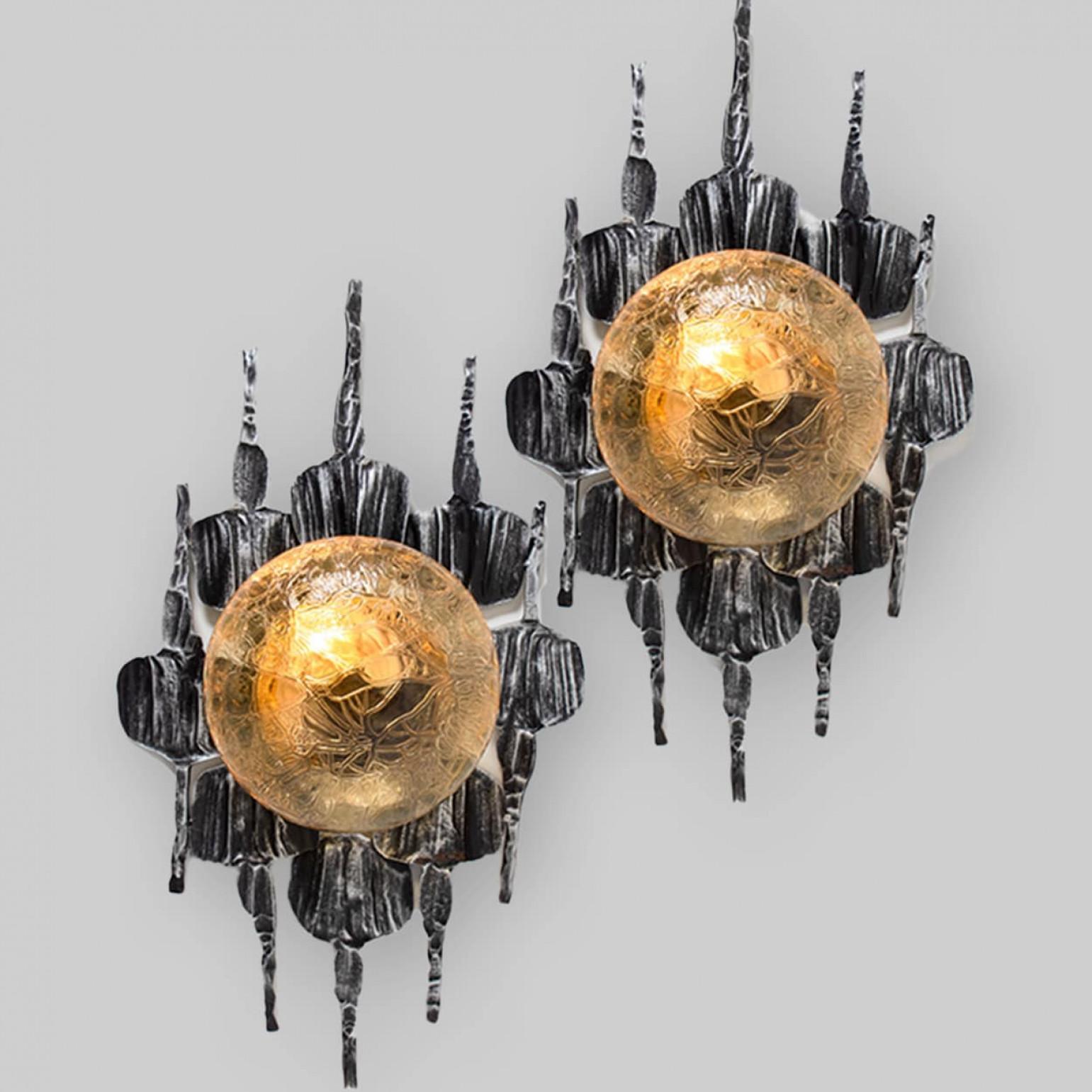 1 de 5 belles encastrées en fer gris et jaune. Fabriqué au Danemark dans les années 1960. Original et bien entretenu. Chaque affleurant est composé de grandes plaques traitées à l'acide et soudées entre elles, avec une ampoule jaune au milieu.

La