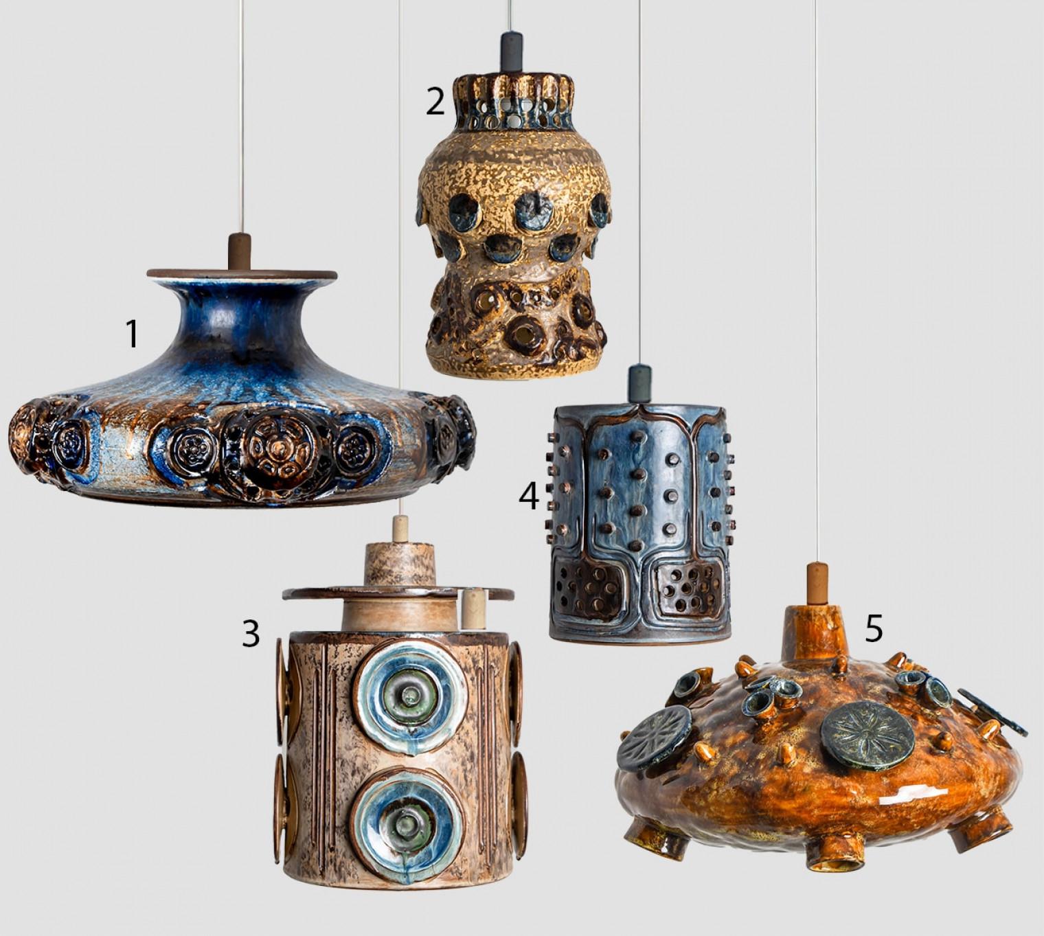 Una disposizione giocosa di splendide lampade a sospensione rotonde dalla forma insolita, realizzate in ceramica blu cognac, prodotte negli anni '70 in Danimarca. Abbiamo una moltitudine di set e composizioni di luci in ceramica colorate e uniche,