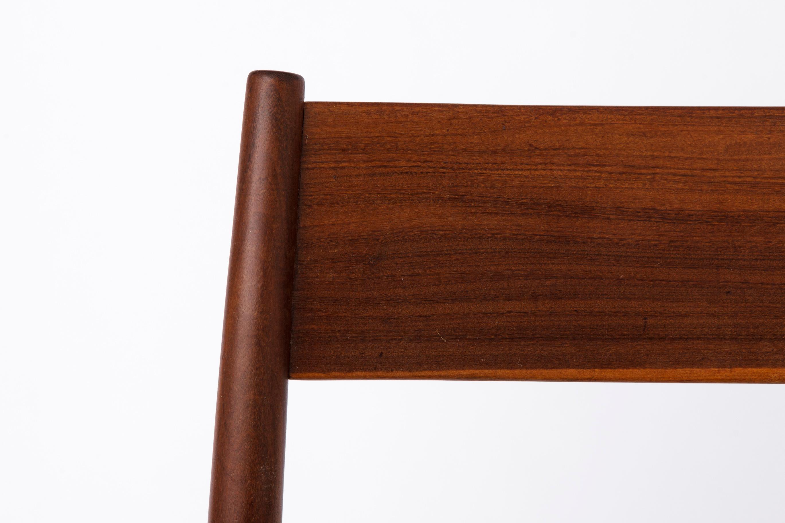 Sedie da pranzo vintage degli anni '60

Aggiungi un tocco di eleganza senza tempo alla tua sala da pranzo con queste sedie vintage degli anni '60. Il prezzo indicato è per una sedia, con un totale di cinque sedie