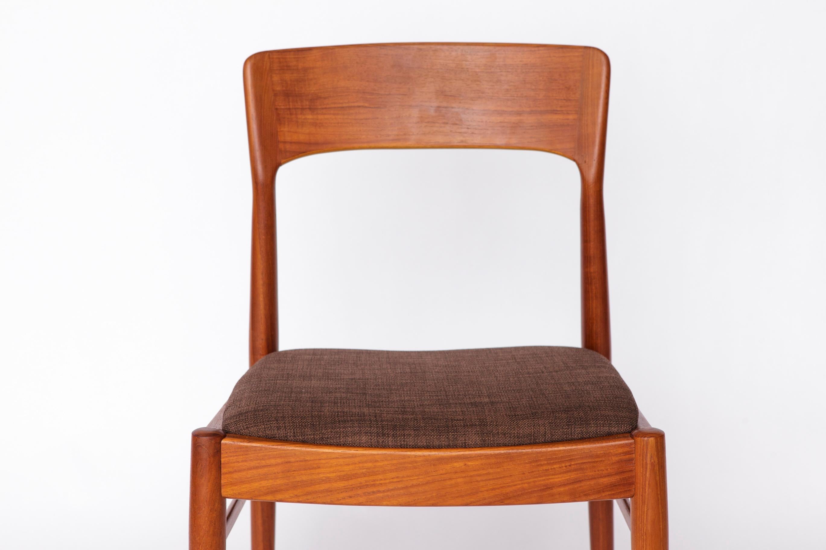 Sillas de comedor de teca de Henning Kjærnulf para KS Møbler, años 60
El precio es por silla. Hay disponibles hasta 5 sillas.

Fabricados con marcos de teca maciza, cuidadosamente refinados y aceitados para realzar el veteado natural.
Los asientos