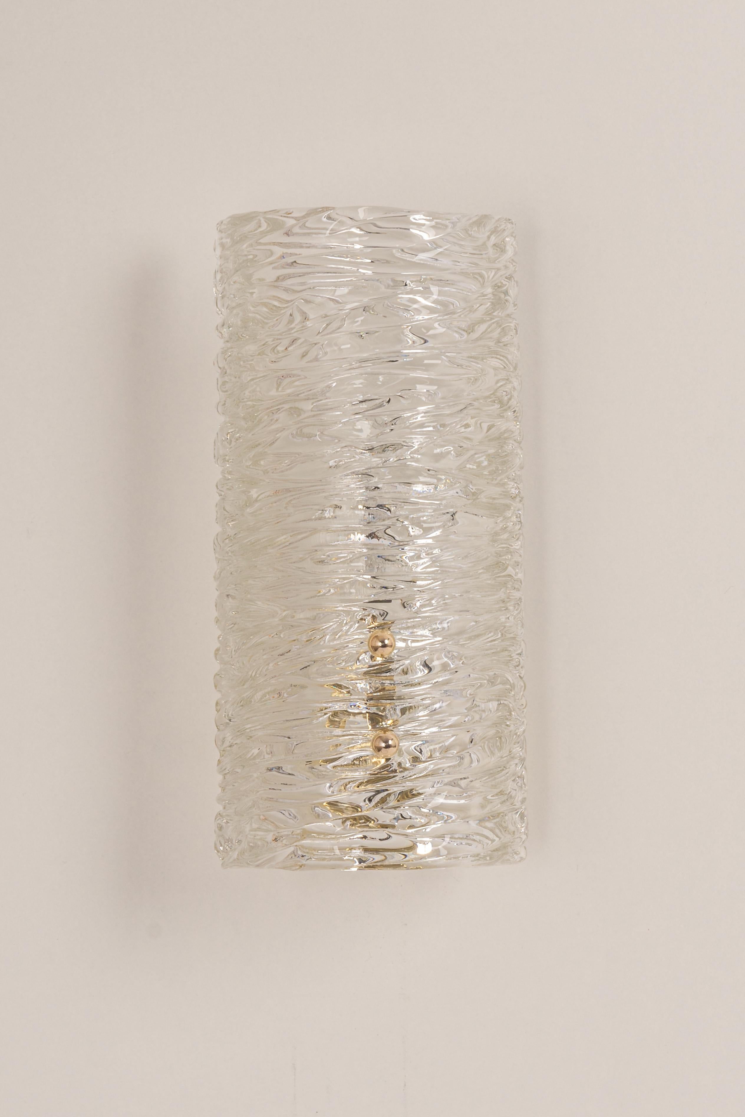 1 di 5  applique di metà secolo con vetro di Murano, prodotte da Kalmar, Austria, circa 1960-1969.
Di alta qualità e in ottime condizioni. Pulito, ben cablato e pronto all'uso.  

Ogni applique richiede 1 lampadina standard E14 da 40W max