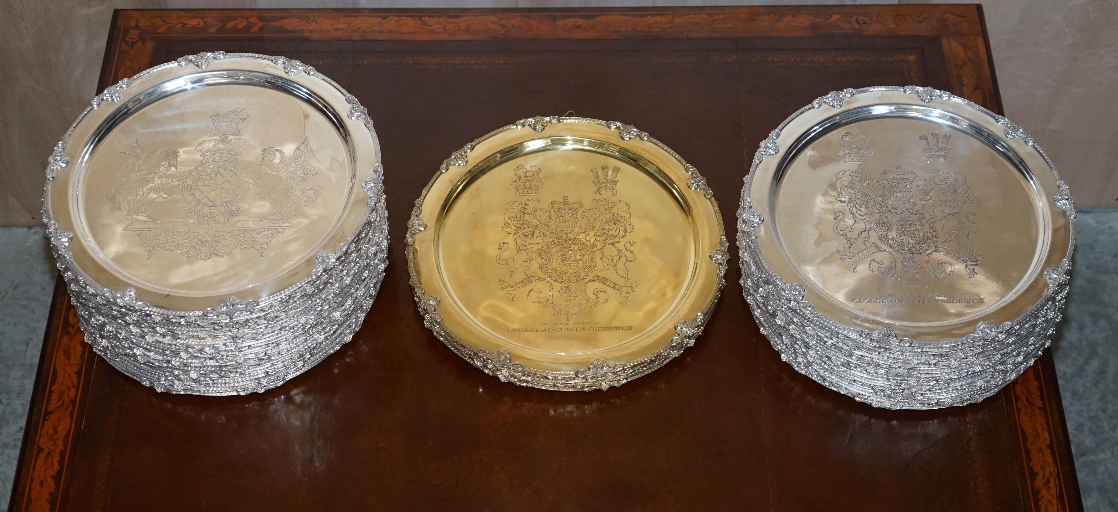 1 de 4 Bandejas Doradas de Plata de Ley con Brazos del Rey Jorge Auguseue Federico en venta 6