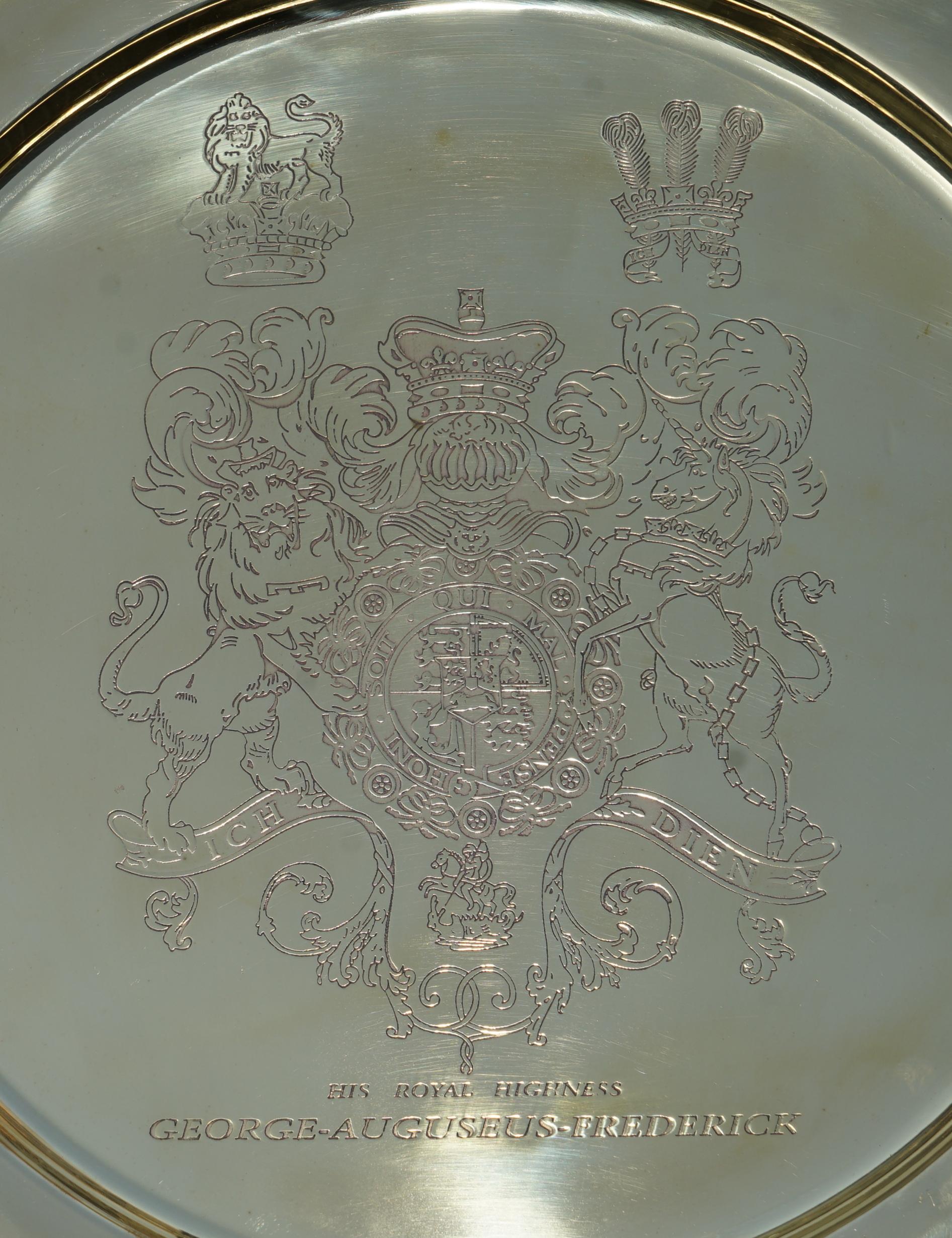 1 de 4 Bandejas Doradas de Plata de Ley con Brazos del Rey Jorge Auguseue Federico Eduardiano en venta