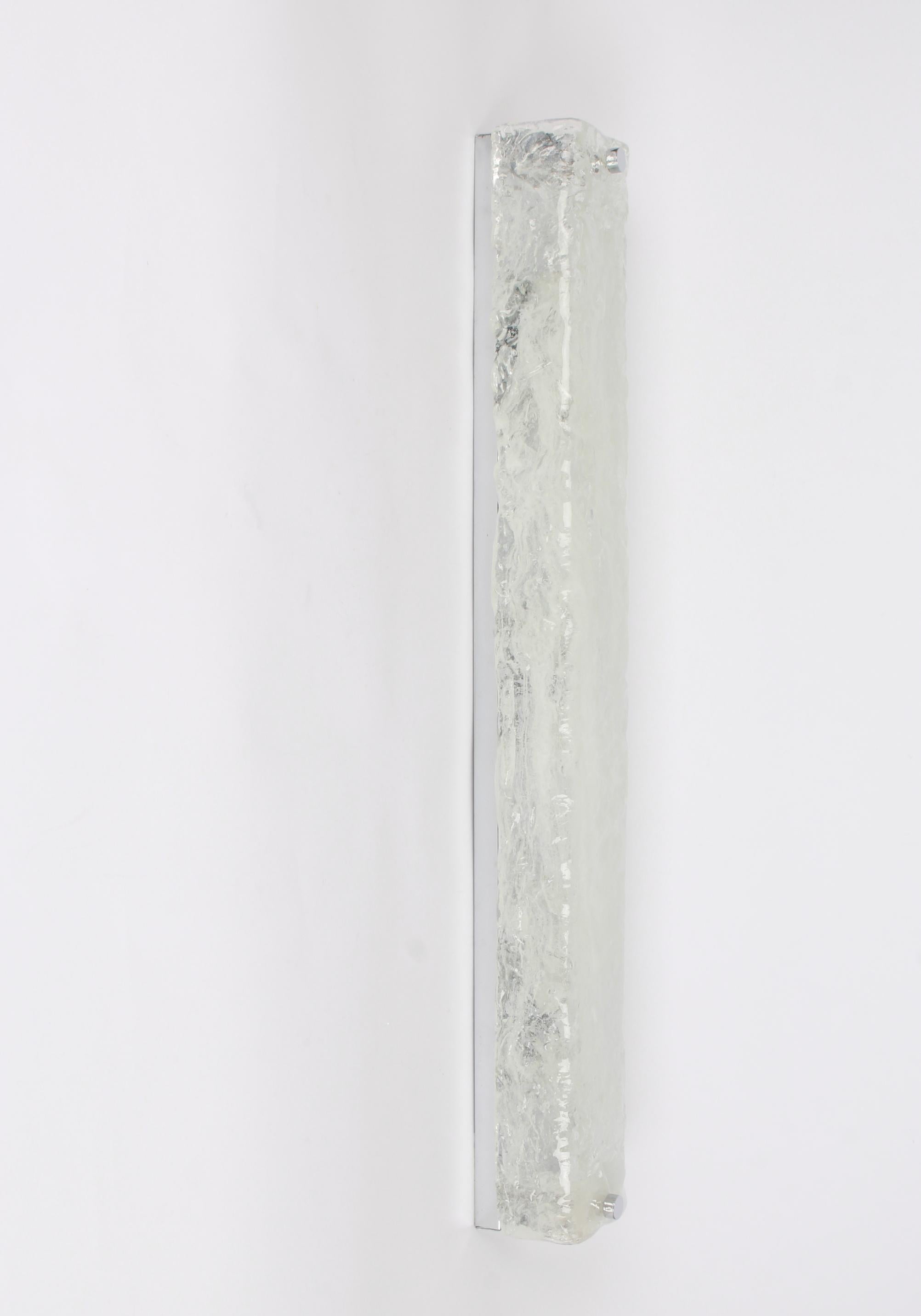 1 de 2 grandes appliques carrées en verre de Murano faites à la main sur une base chromée par Hillebrand, Allemagne, vers les années 1960.

Il se compose d'un abat-jour carré en cristal clair de qualité texturée simulant la glace sur un cadre