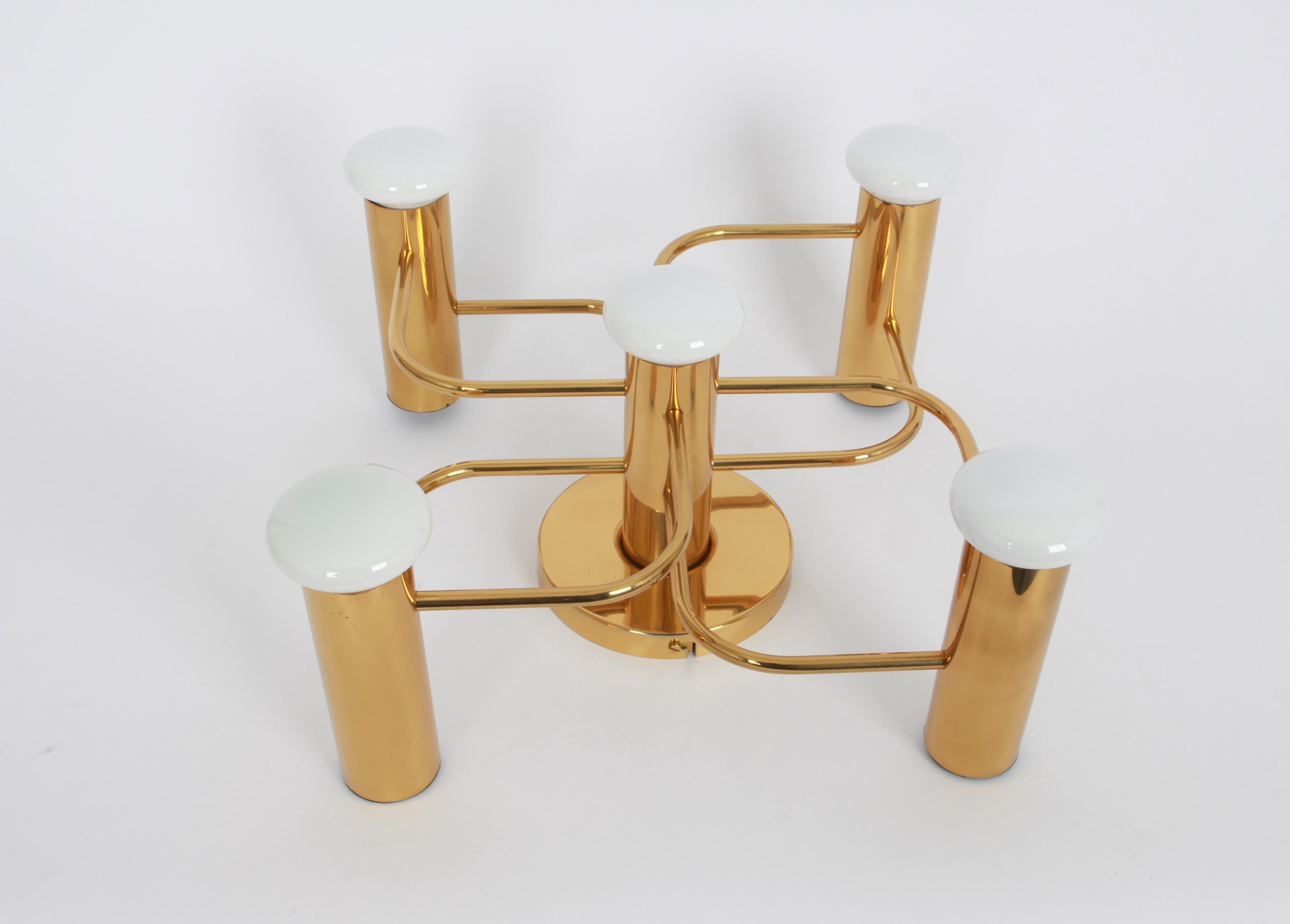 Superbe luminaire encastré à cinq lumières en laiton pouvant être utilisé comme applique murale ou plafonnier.

Douilles : 5 x E27 ampoules standard - max 60 watts chacune
Les ampoules ne sont pas incluses. Il est possible d'installer ce luminaire