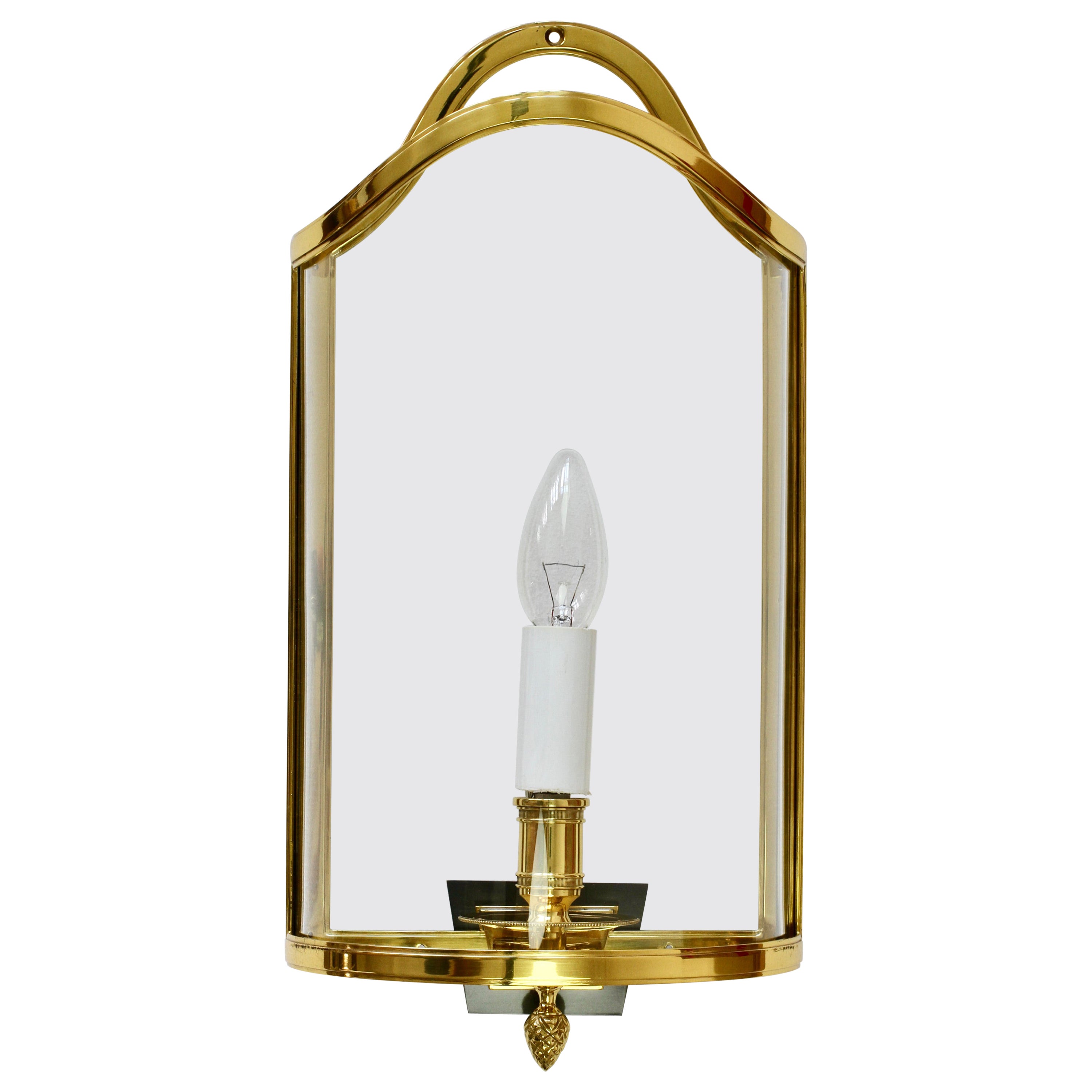 Uno de un conjunto de cinco impresionantes y elegantes apliques, lámparas o candelabros de pared vintage de mediados de siglo, de latón pulido con pantallas originales curvadas y talladas en forma de volutas de cristal, de los ateliers unidos