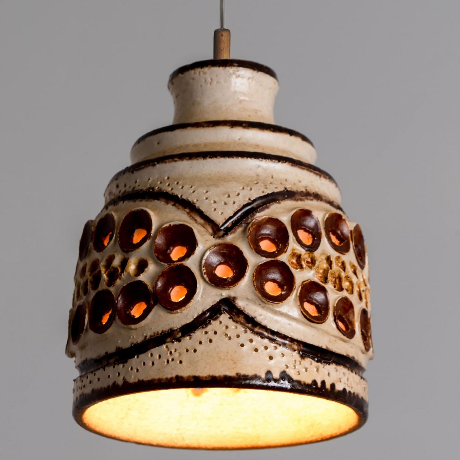 1 of 5 Lampade a sospensione in ceramica mista, Danimarca, 1970 In condizioni buone in vendita a Rijssen, NL