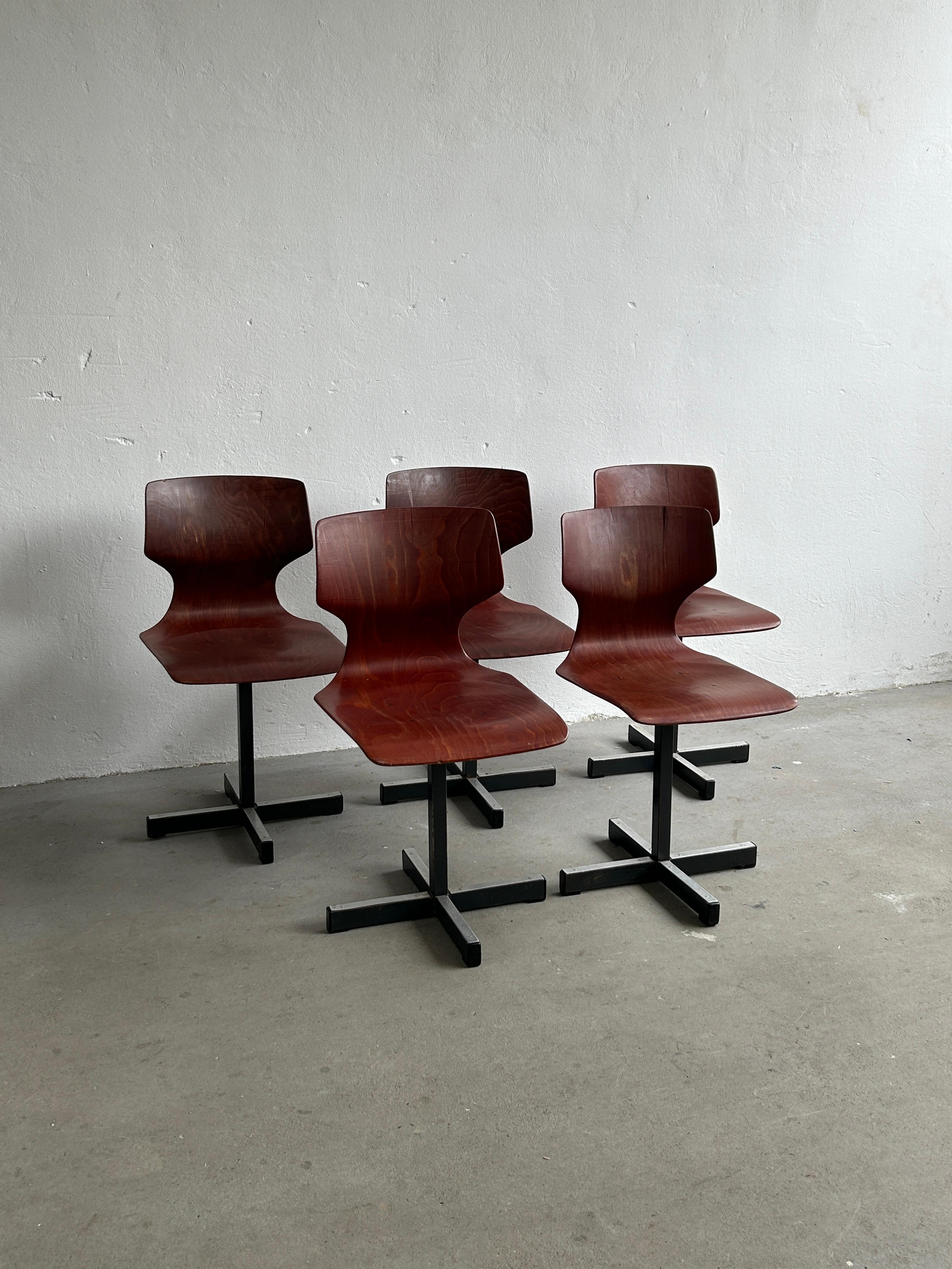Original chair classics from the 70s made by the traditional German company Flötotto. 
This model was developed and produced by the family in the post-war period. It revolutionized furnishing furniture in schools and universities. The chair was