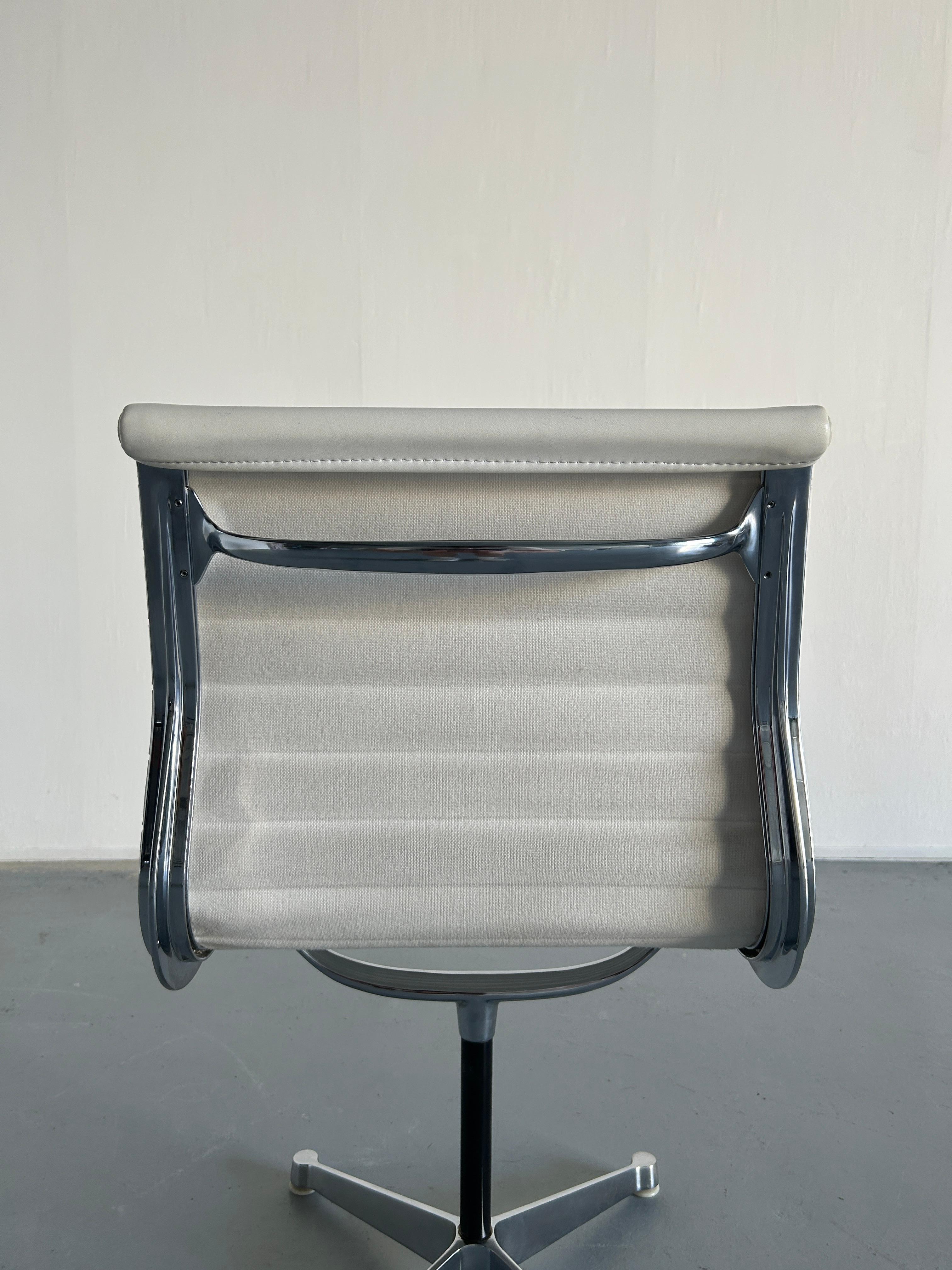 1 of 5 Original Vintage 'EA 107' Aluminium Desk Chairs by Charles & Ray Eames For Sale 4