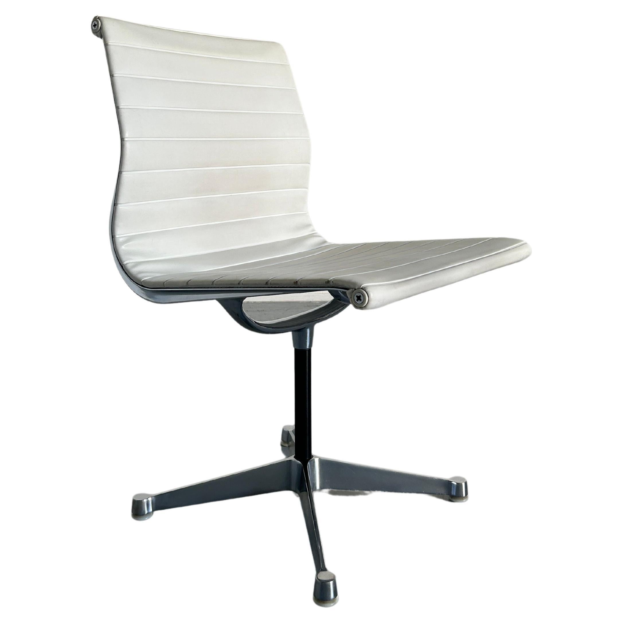 L'une des cinq chaises originales Aluminium EA107 conçues par Charles et Ray Eames en 1958.
Base en aluminium chromé et cuir blanc.
Non pivotant. 
Édition Herman Miller, signée.
Une qualité de production exceptionnelle.

Produit au début des années