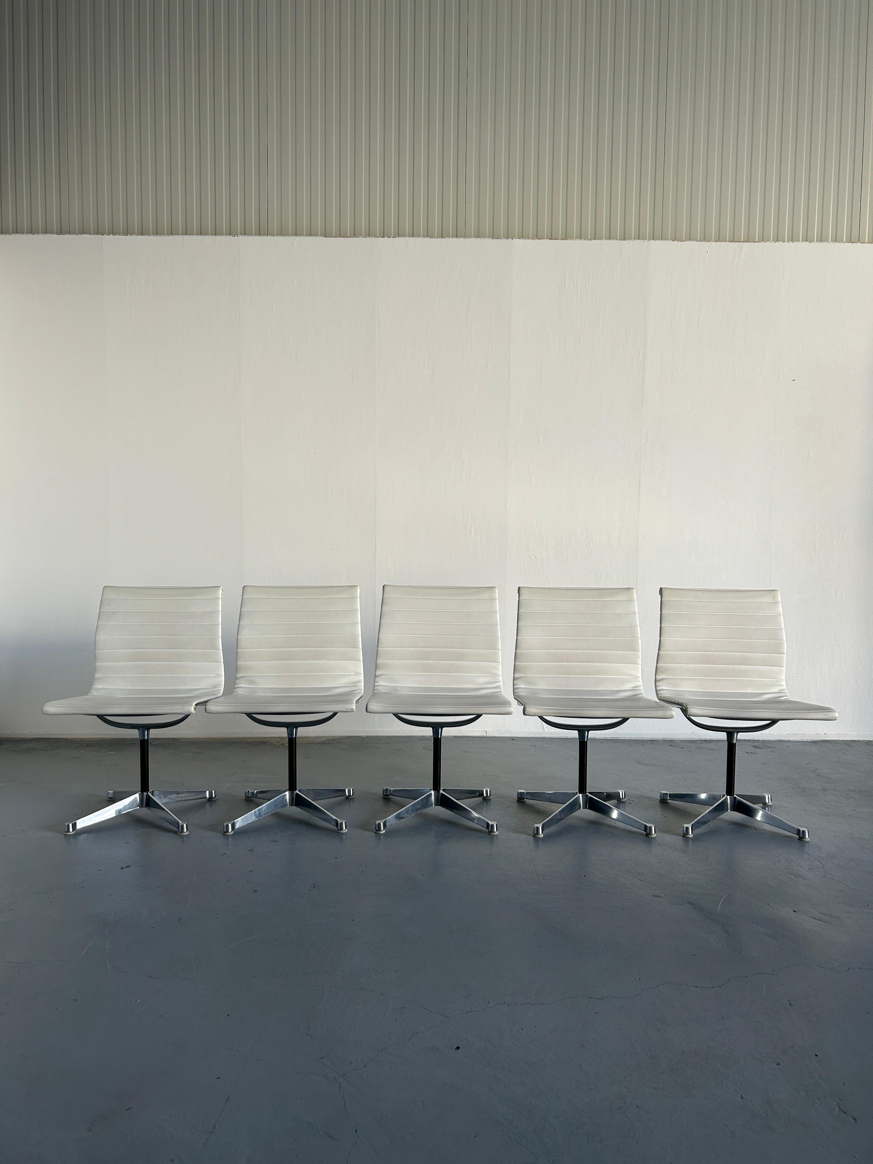 Mid-Century Modern 1 of 5 Original Vintage 'EA 107' Aluminium Desk Chairs by Charles & Ray Eames For Sale