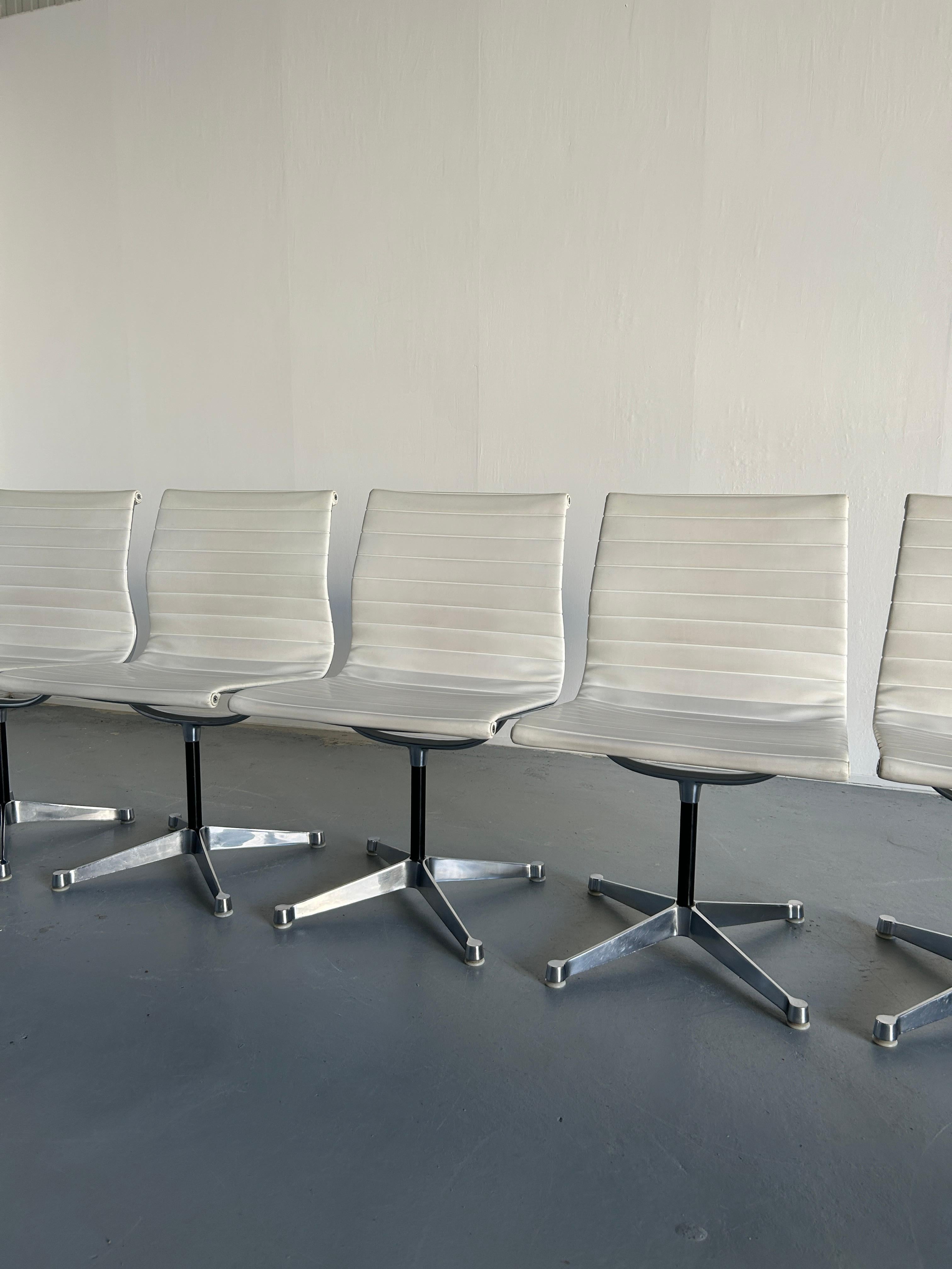 American 1 of 5 Original Vintage 'EA 107' Aluminium Desk Chairs by Charles & Ray Eames For Sale