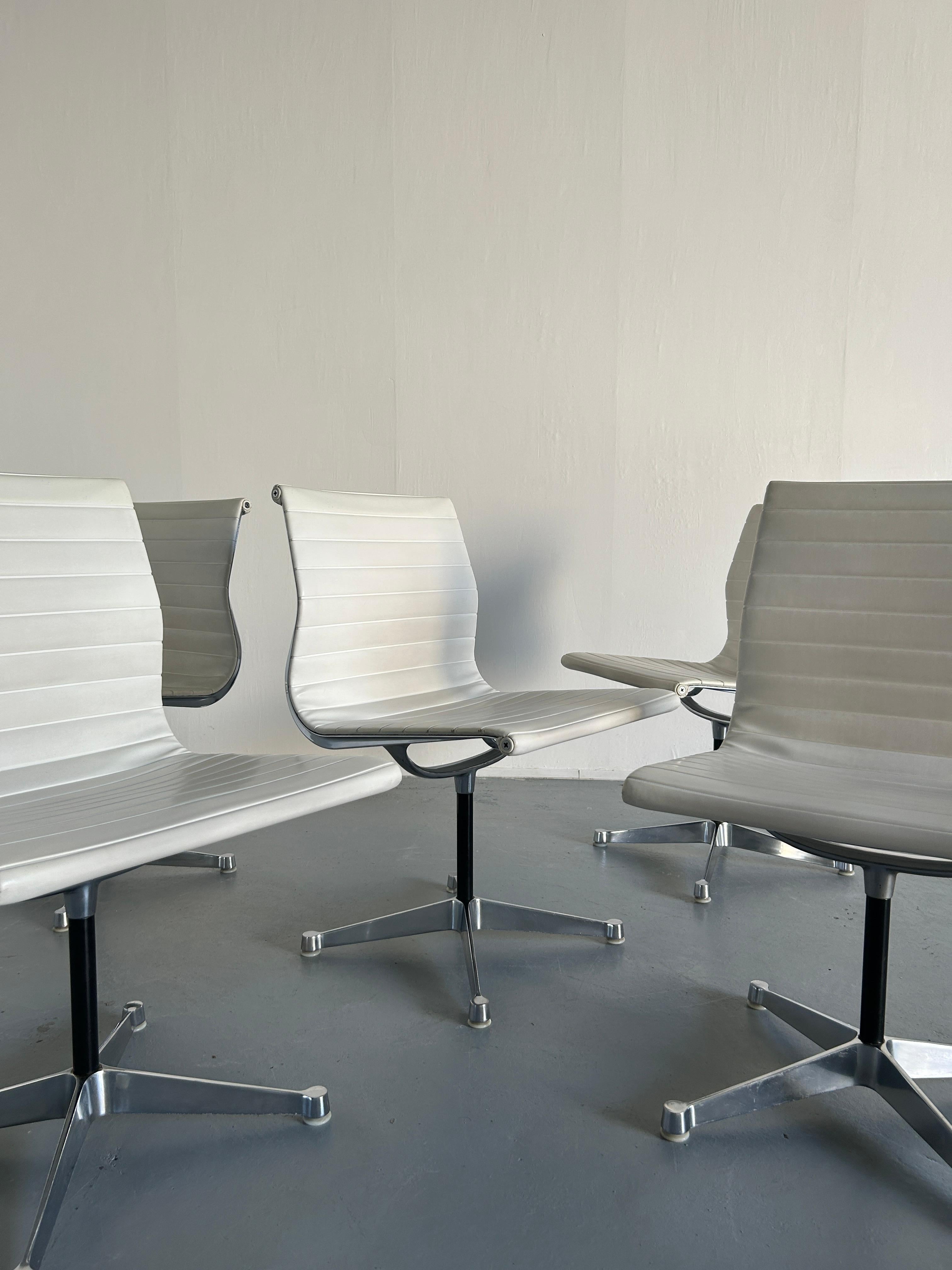 1 of 5 Original Vintage 'EA 107' Aluminium Desk Chairs by Charles & Ray Eames In Good Condition For Sale In Zagreb, HR