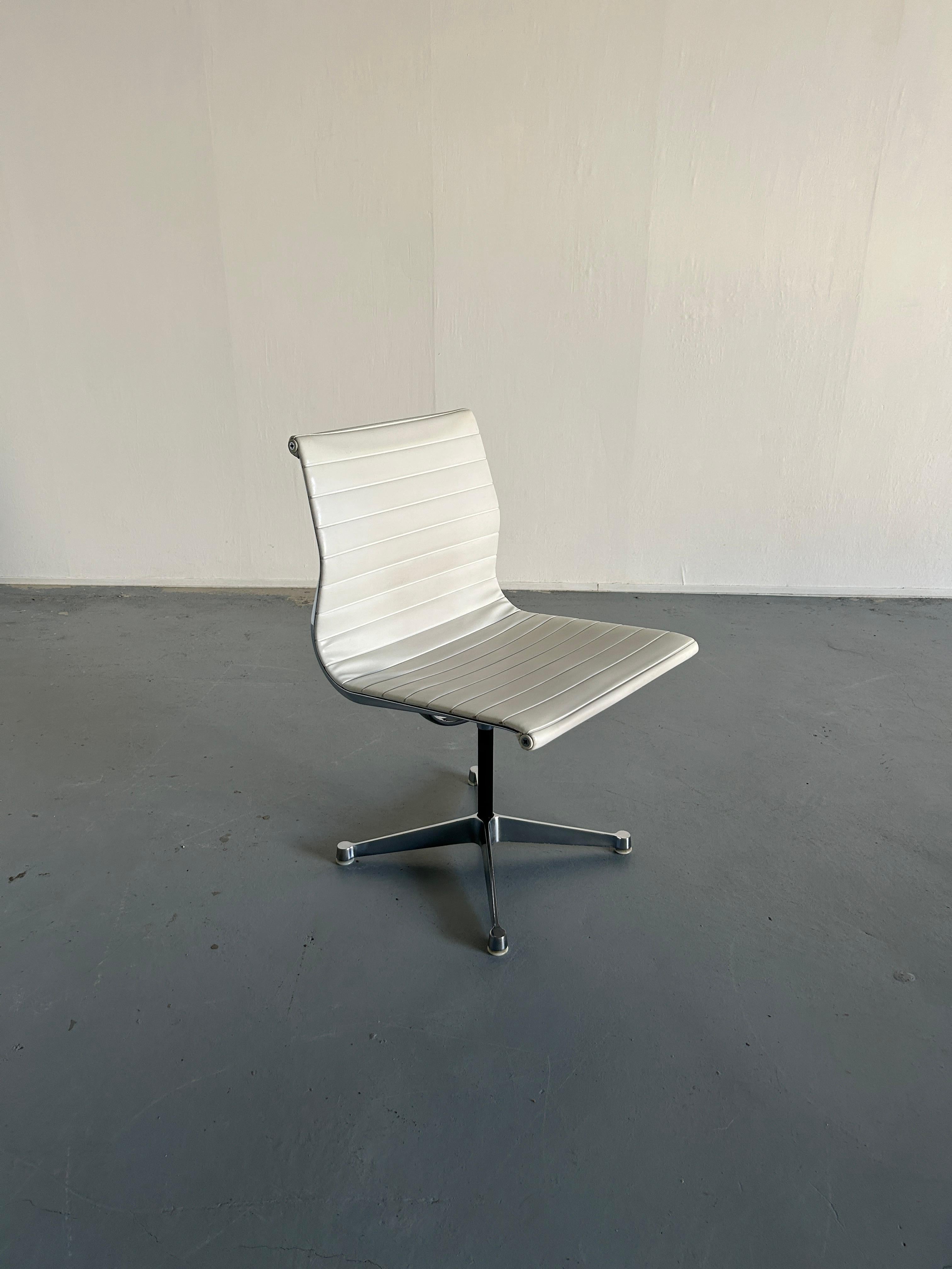 1 of 5 Original Vintage 'EA 107' Aluminium Desk Chairs by Charles & Ray Eames For Sale 1