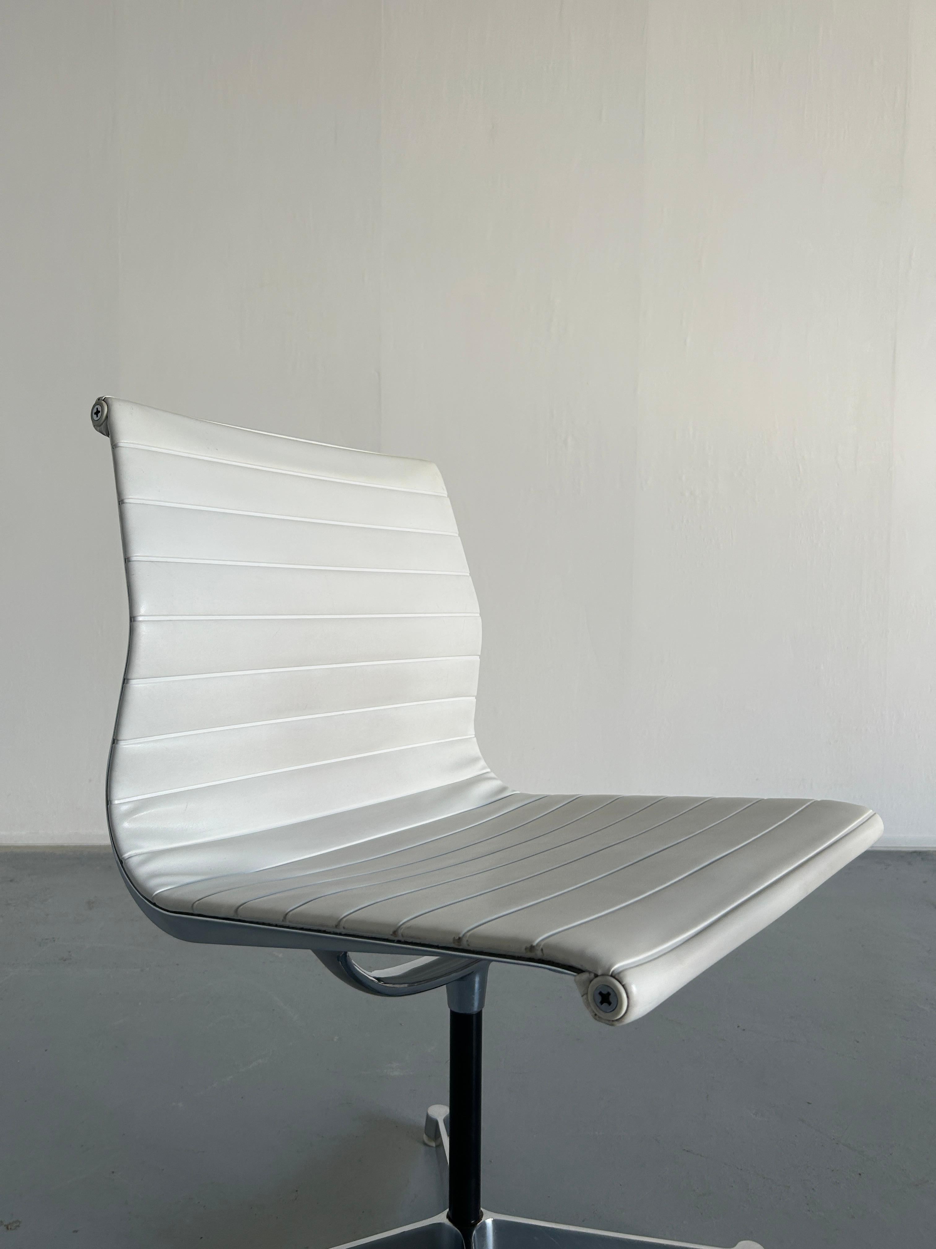 1 of 5 Original Vintage 'EA 107' Aluminium Desk Chairs by Charles & Ray Eames For Sale 2