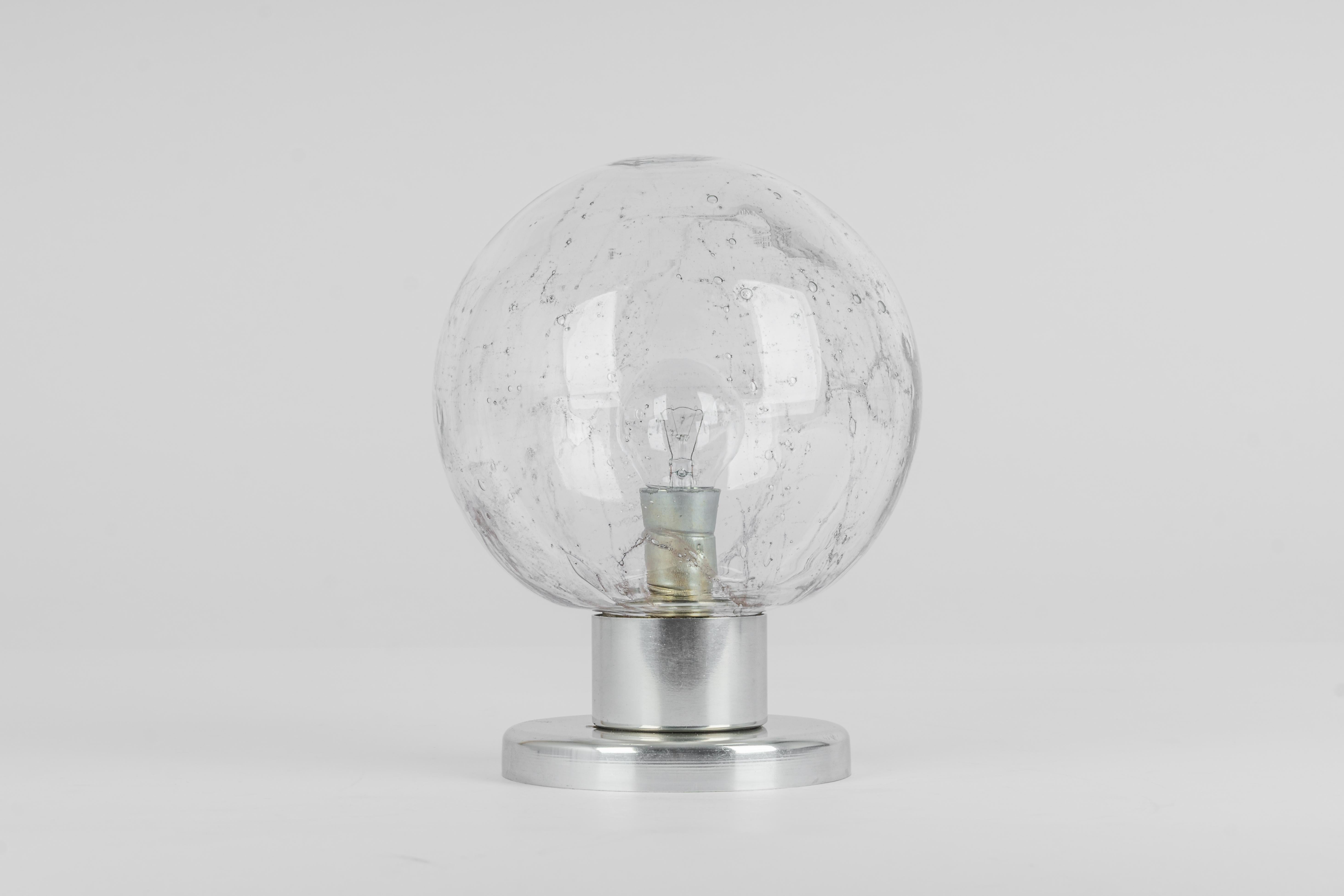 1 des 5 petites lampes à encastrer ou appliques murales du milieu du siècle dernier, fabriquées par Doria Leuchtern, en Allemagne, vers 1970-1979.
Le support encastré est composé d'une boule en verre de Murano fixée à un cadre.

Douilles : 1x E14