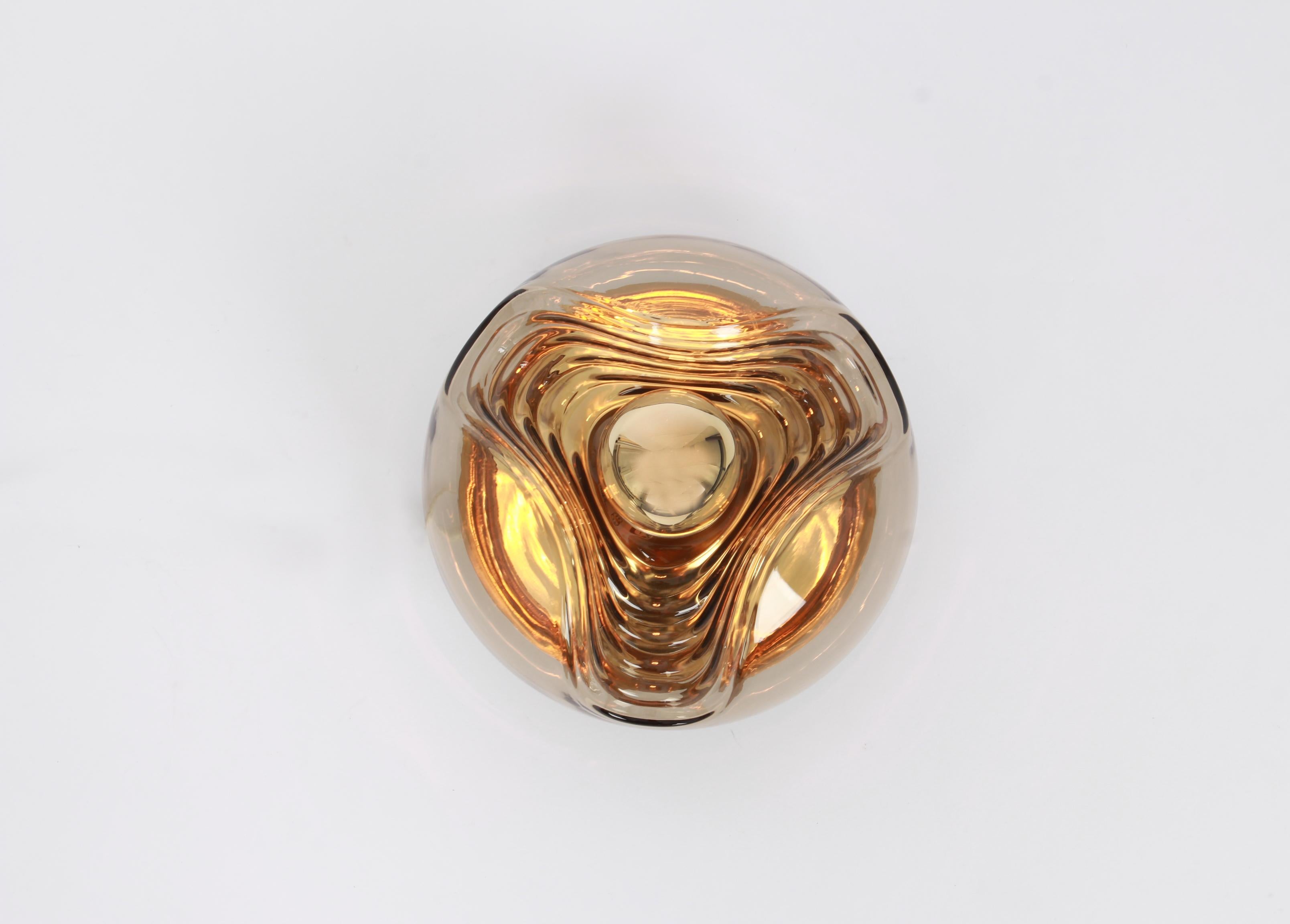 A special round biomorphic smoked glass wall sconce designed by Koch & Lowy for Peill & Putzler, manufactured in Germany, circa 1970s.

Sockets: One x E27 standard bulb. (100 W max).-
Light bulbs are not included. It is possible to install this