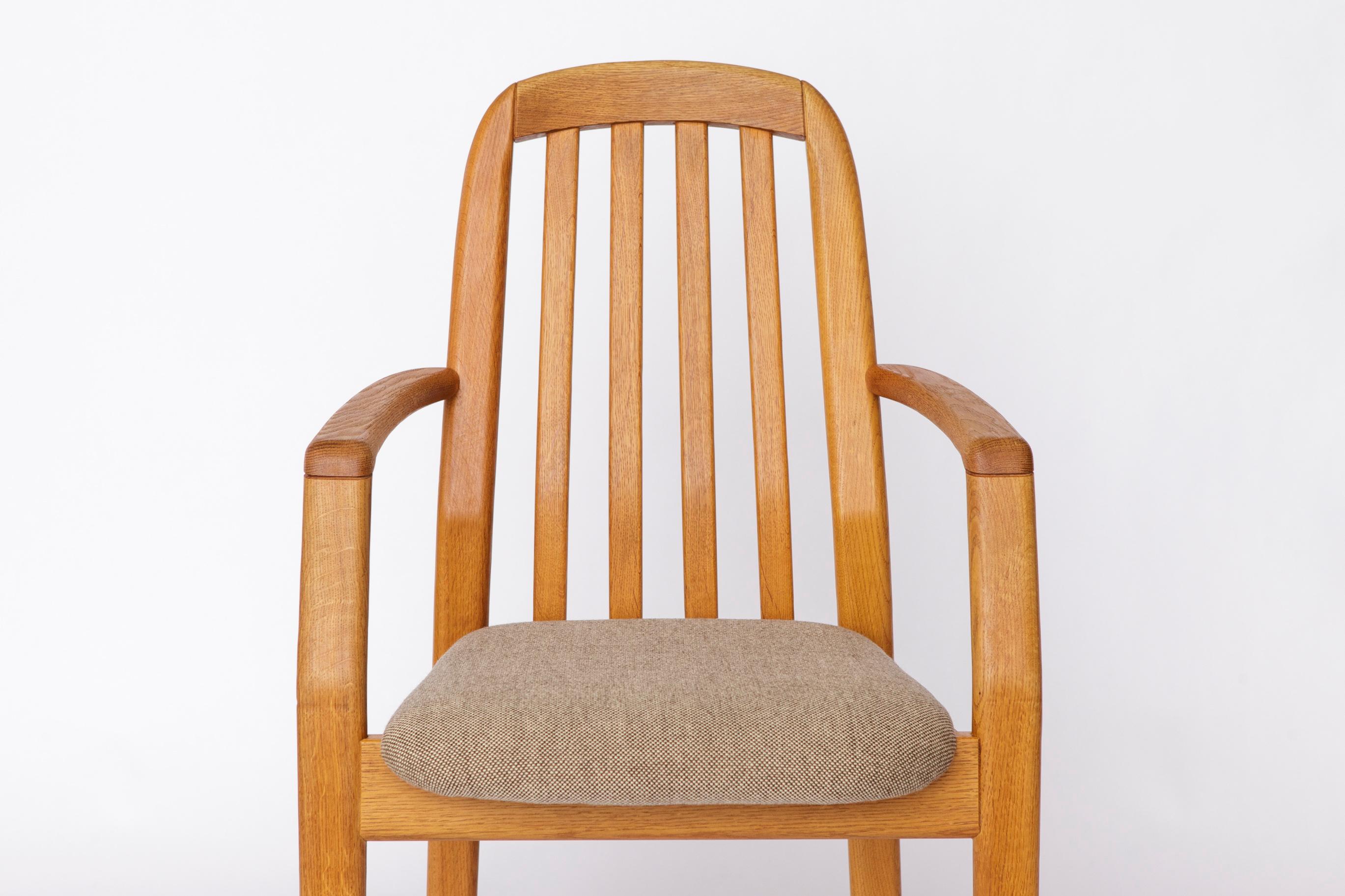 Fauteuil en chêne vintage de Dyrlund, 1970
Le prix est par chaise. Un total de 5 chaises est disponible.

Fabriqués en chêne massif, les cadres ont été soigneusement restaurés et huilés.
Les sièges ont été récemment retapissés dans un tissu gris