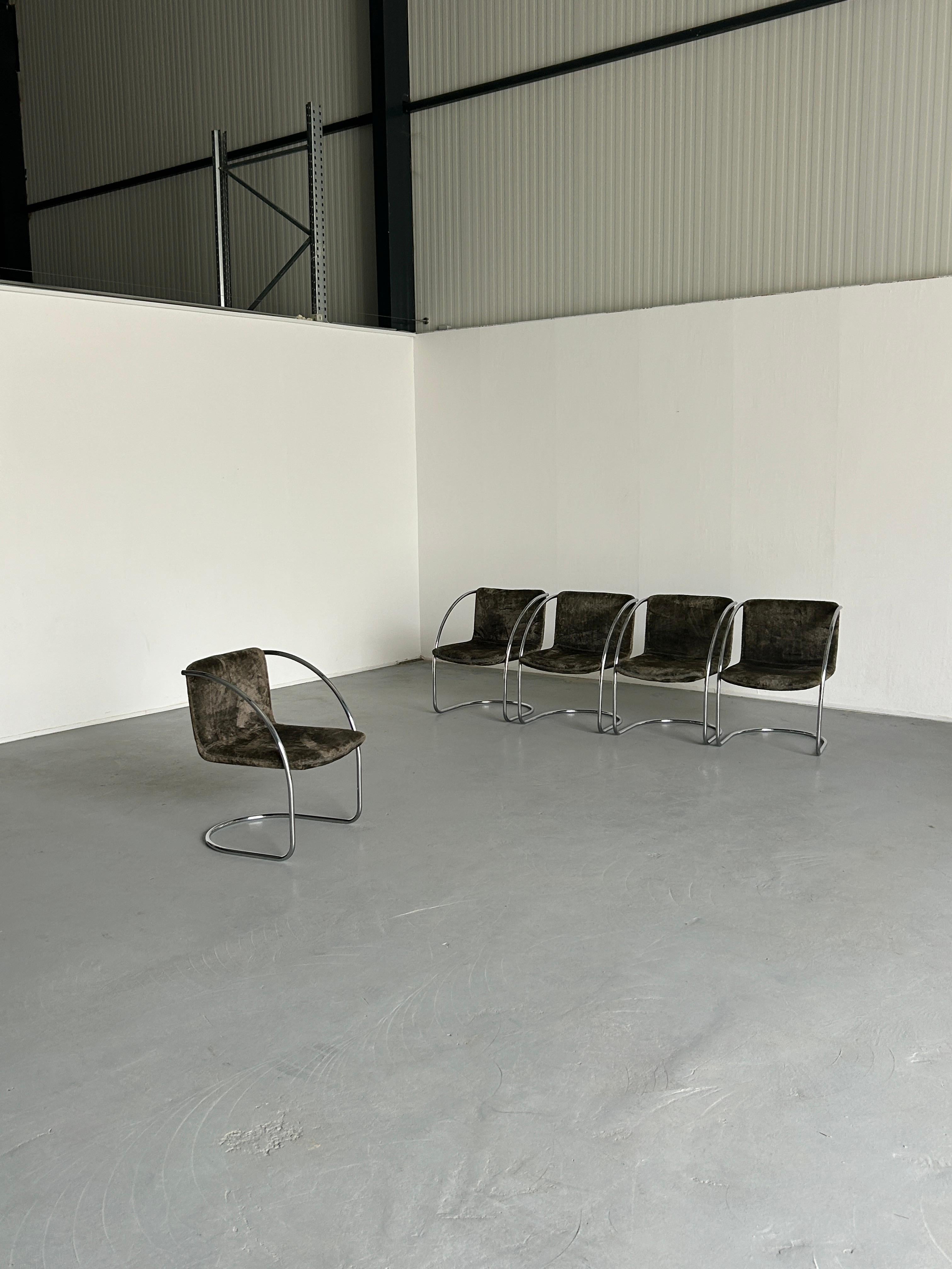 Cinq chaises modernes du milieu du siècle avec structure en acier chromé et revêtement en velours irisé gris/sage, modèle 