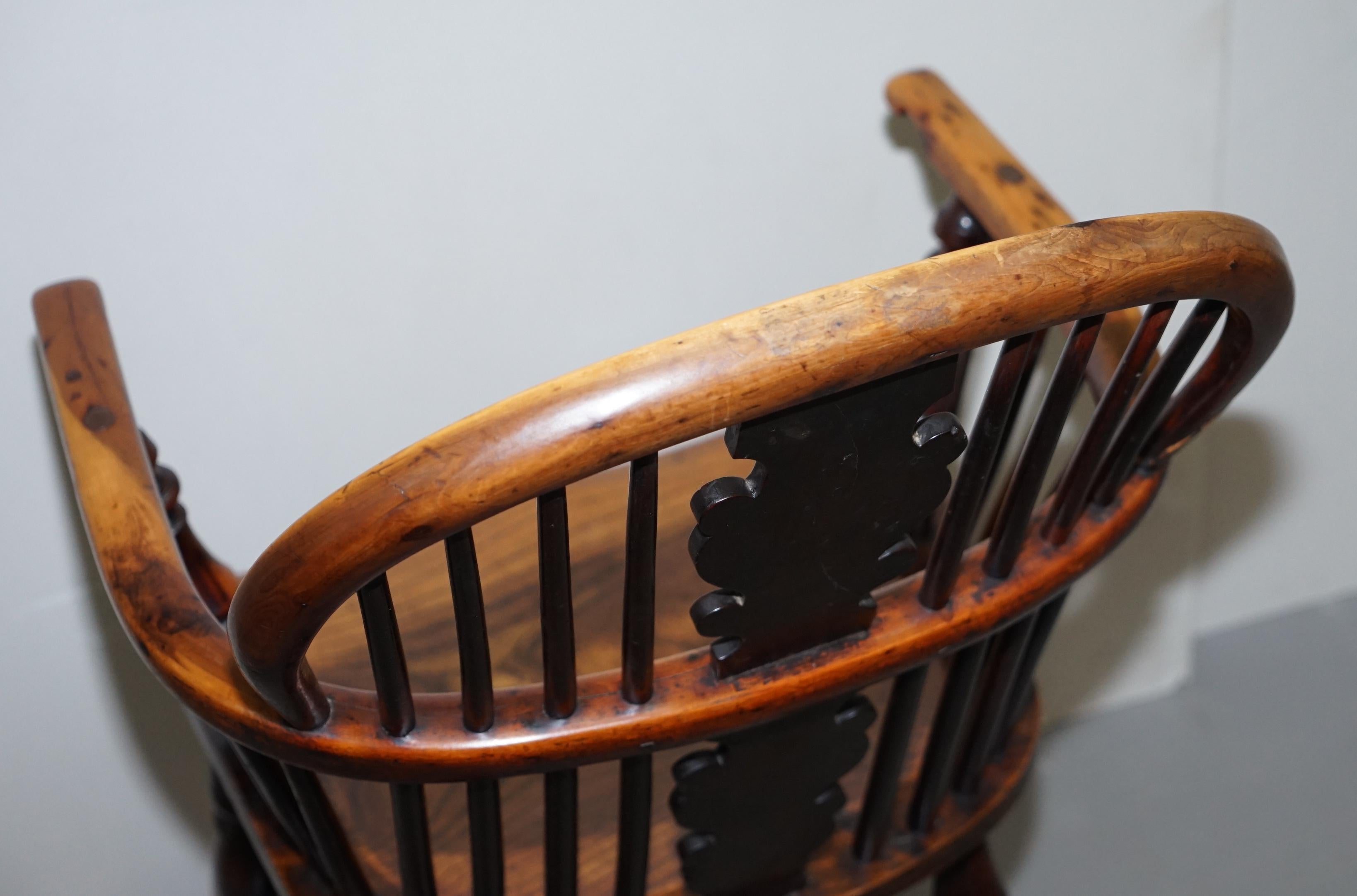 1 de 6 fauteuils Windsor en bois d'if et orme, datant d'environ 1860, Maison de campagne anglaise en vente 8