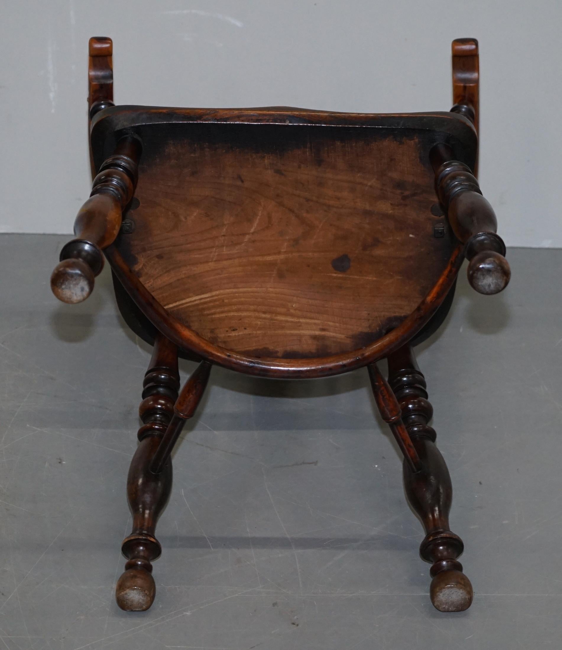 1 de 6 fauteuils Windsor en bois d'if et orme, datant d'environ 1860, Maison de campagne anglaise en vente 11