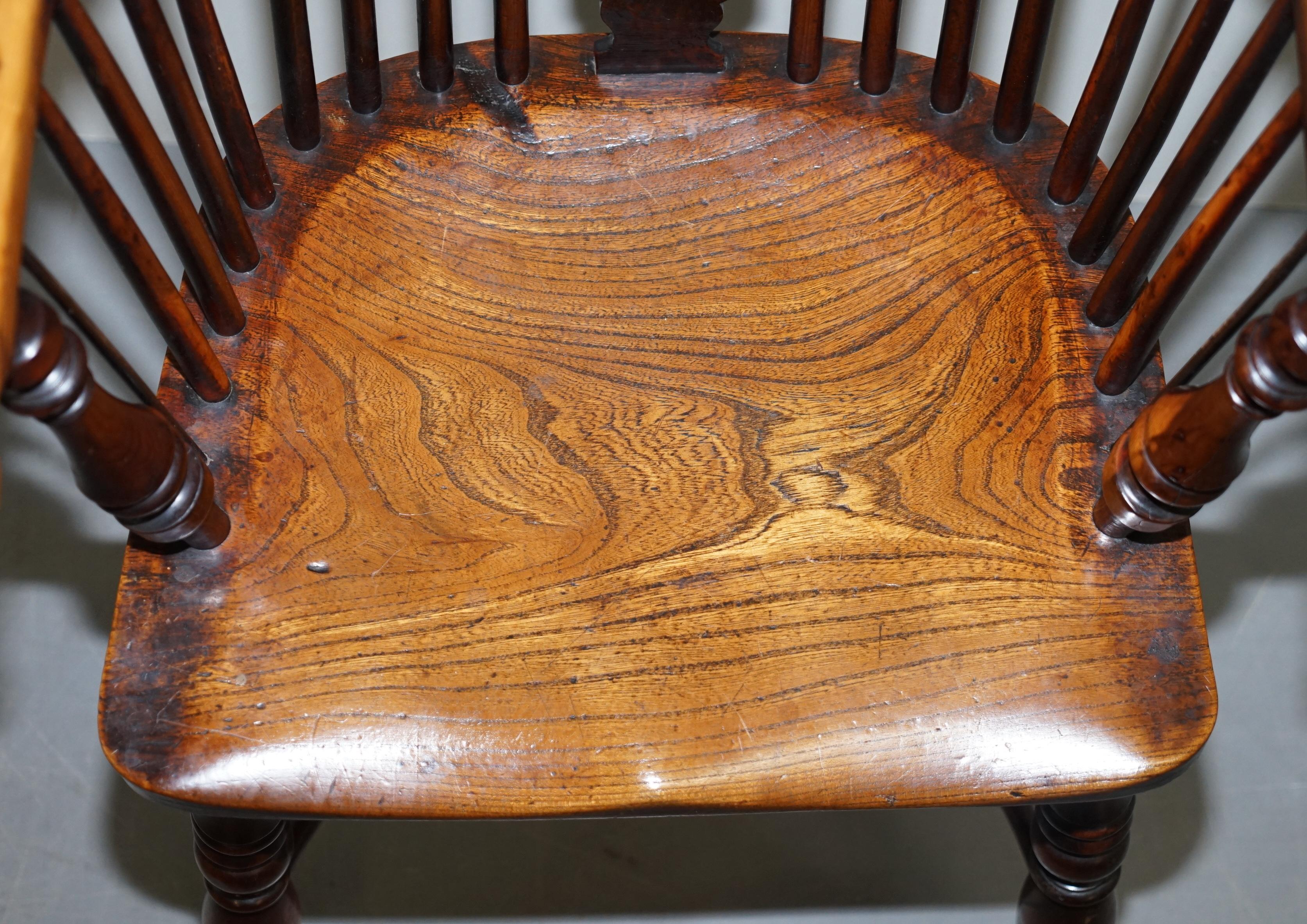 Anglais 1 de 6 fauteuils Windsor en bois d'if et orme, datant d'environ 1860, Maison de campagne anglaise en vente
