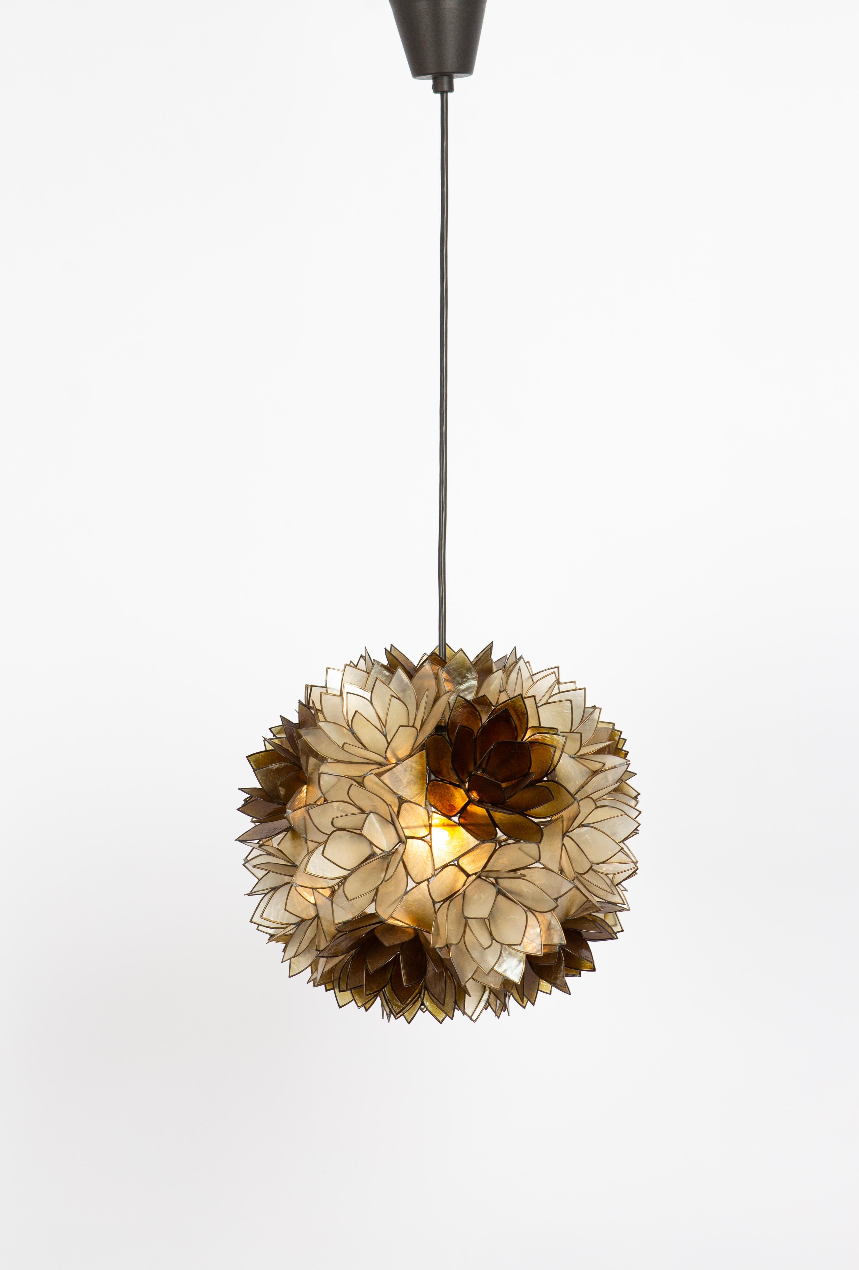 Stupenda lampada a sospensione a forma di palla di loto in conchiglia di Capiz con pezzi di colore verde scuro, Germania, anni '60

Richiede 1 lampadina standard E27 da 100W max ciascuna.
La lampadina non è inclusa. È possibile installare questo