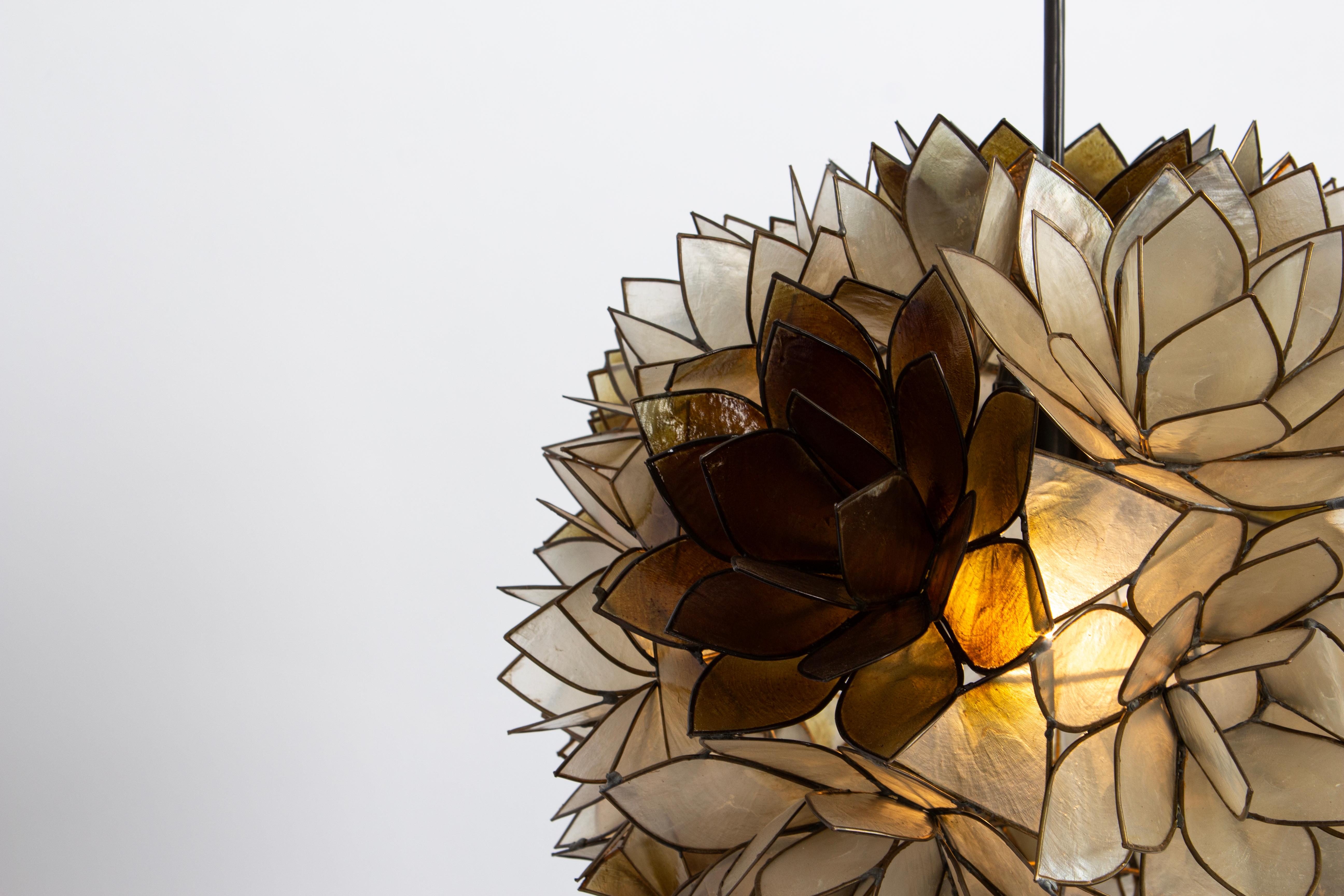 1 of 6 Capiz Shell Lotus Ball Lampadario a sospensione Germania, anni '60 In condizioni buone in vendita a Aachen, NRW