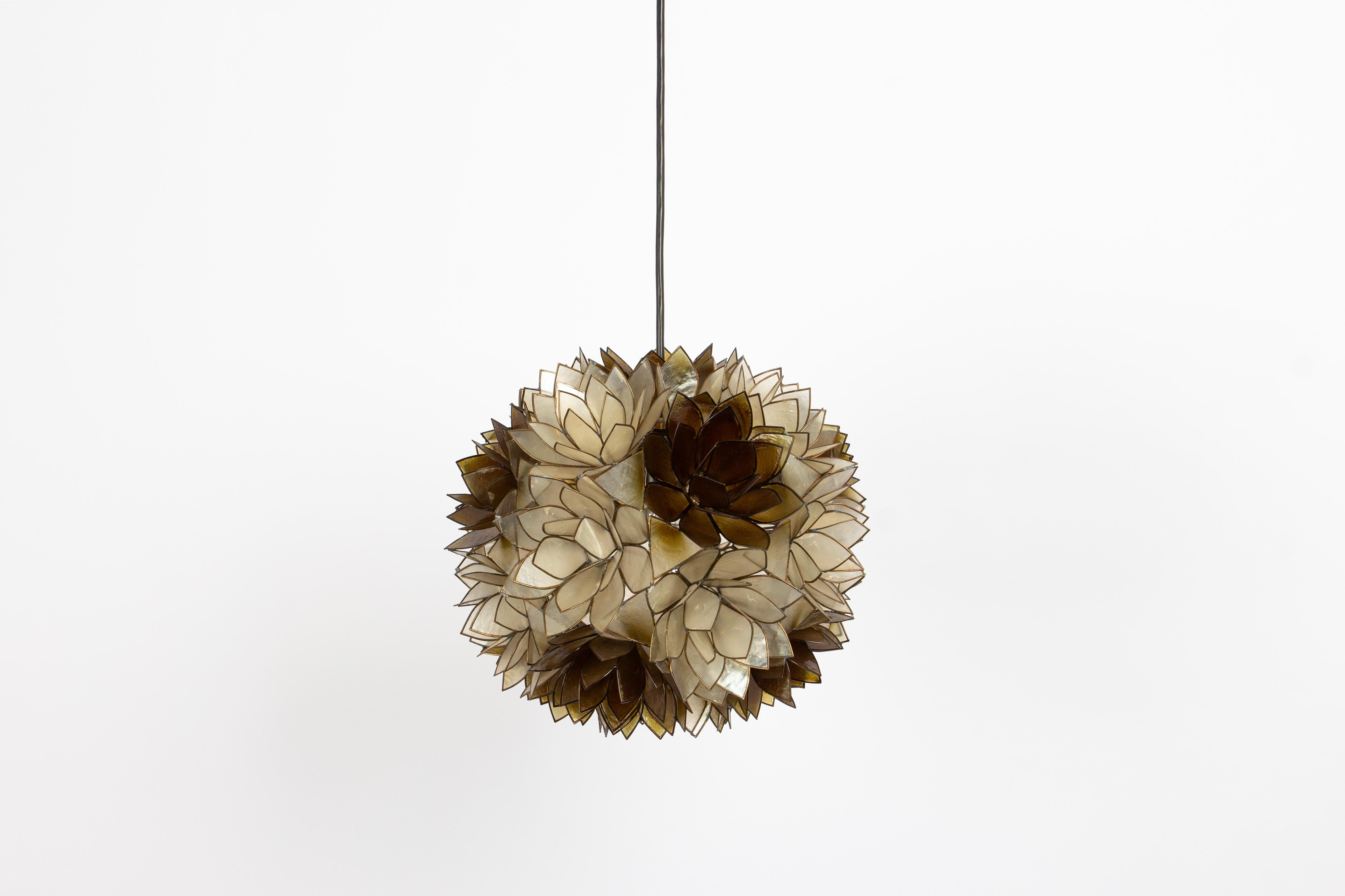 Metà XX secolo 1 of 6 Capiz Shell Lotus Ball Lampadario a sospensione Germania, anni '60 in vendita
