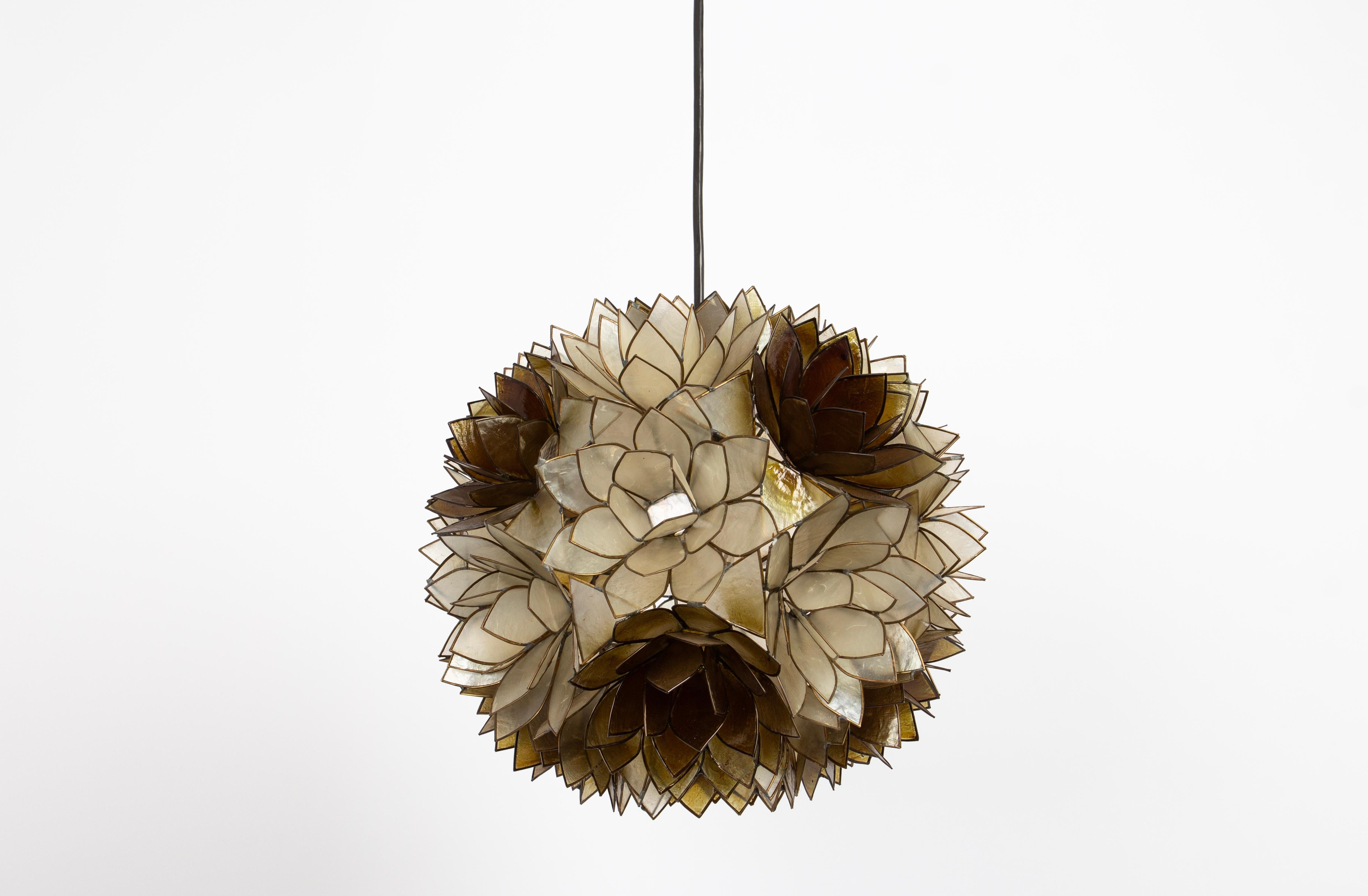 Conchiglia 1 of 6 Capiz Shell Lotus Ball Lampadario a sospensione Germania, anni '60 in vendita