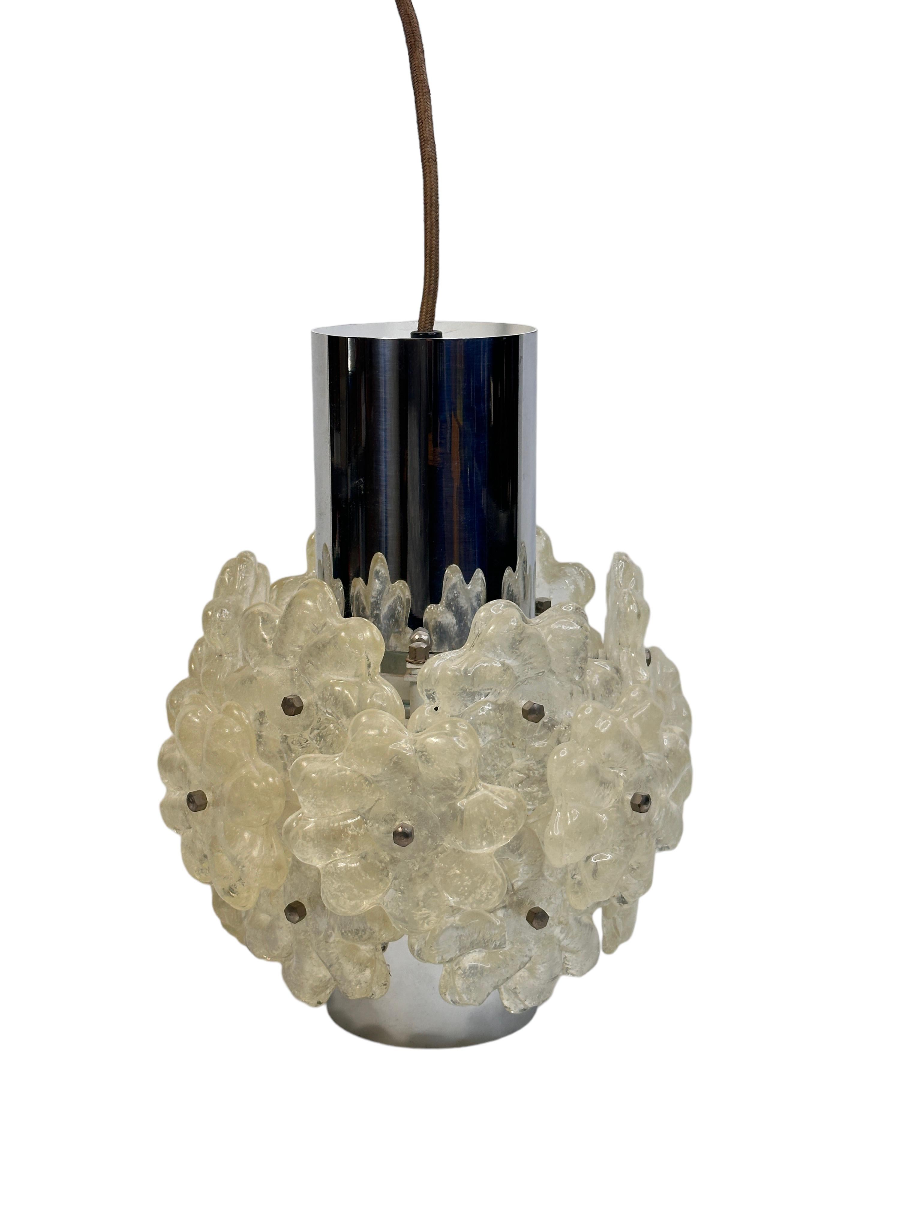 1 of 6 Chrome Pendant Fixture with Lucite Flower Clusters by Kalmar Austria 1960 In Good Condition For Sale In Nuernberg, DE