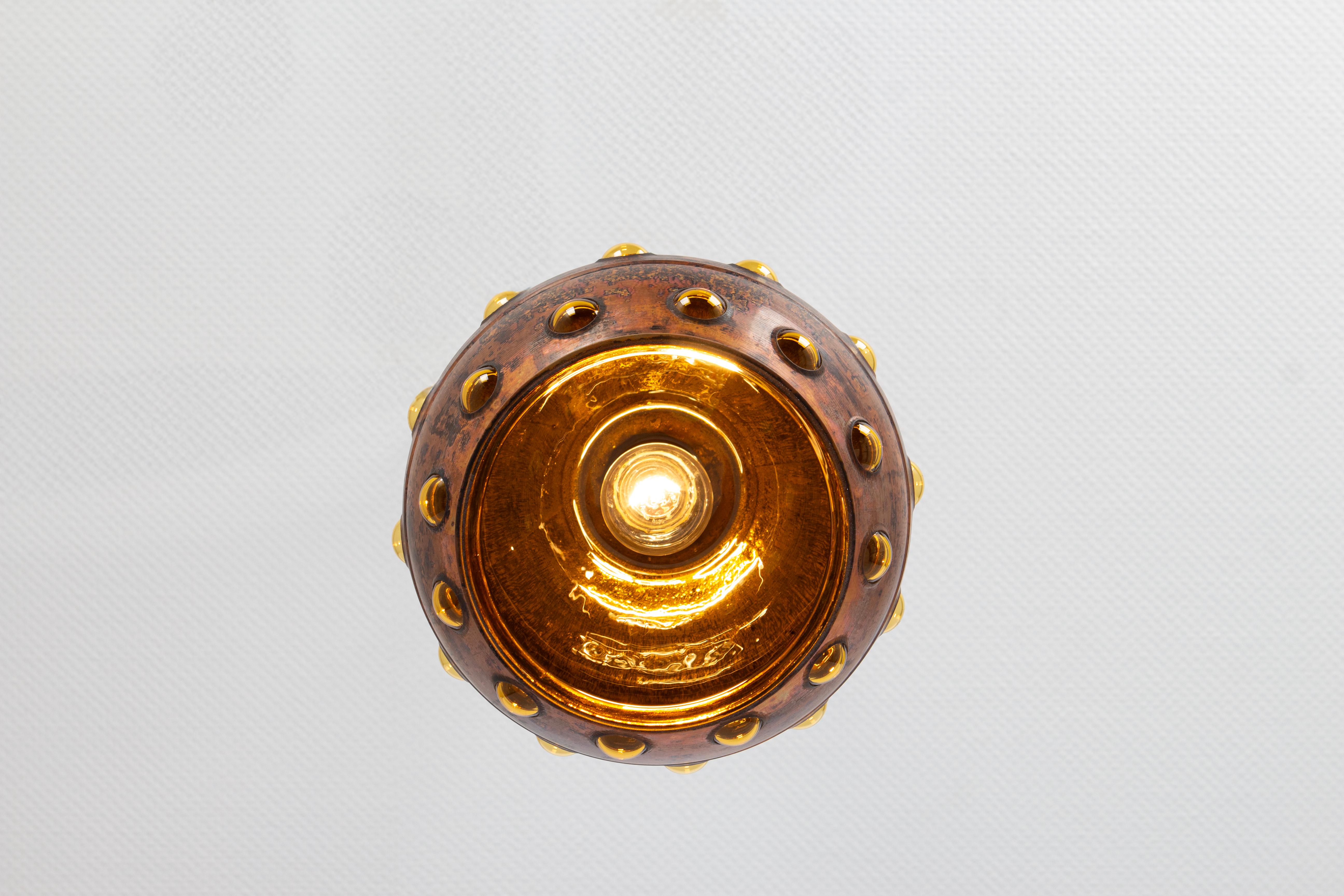 1 of 6 Lampada a sospensione a bolla in rame e vetro ambrato in stile Nanny Still, anni '60 in vendita 3