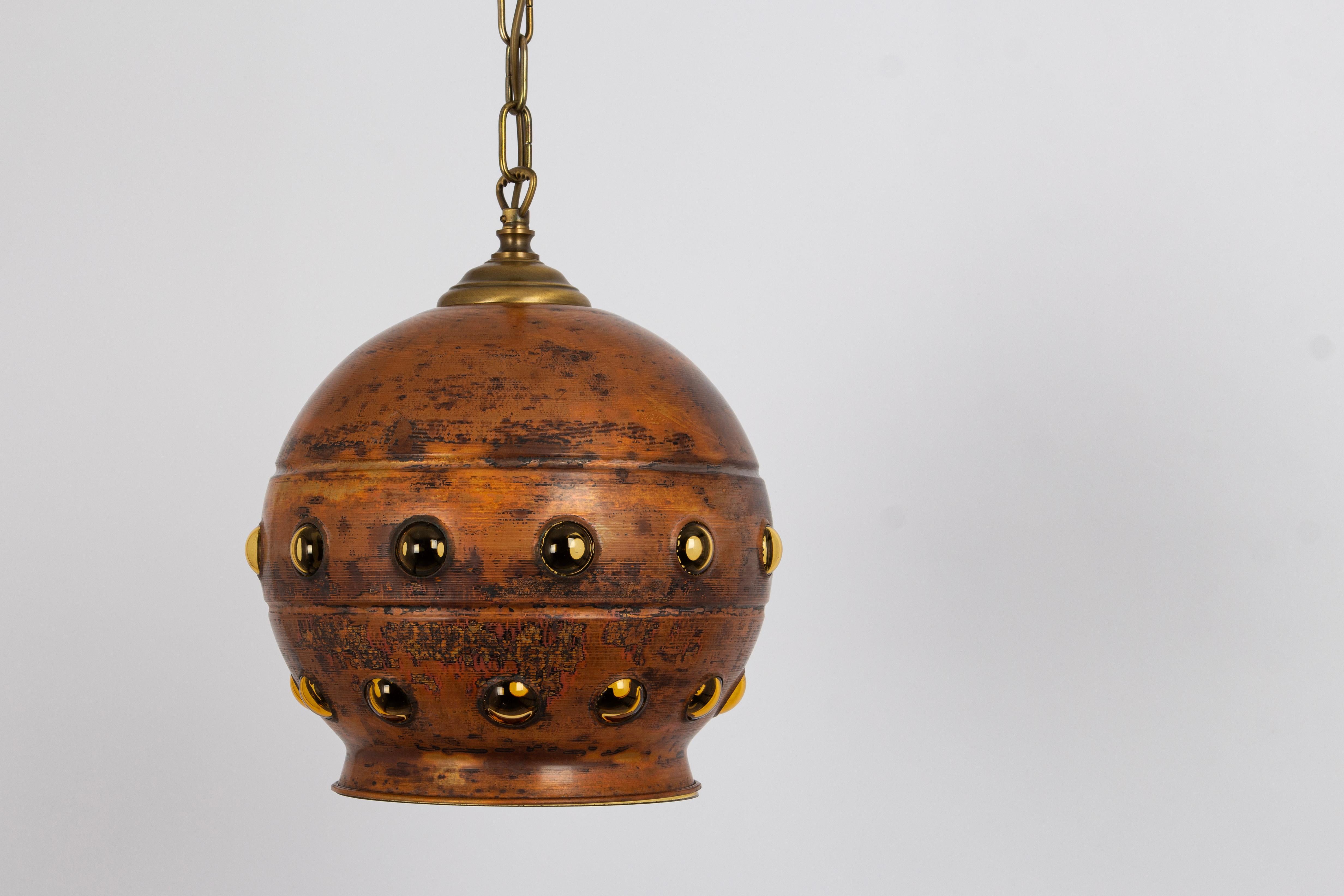 Fine XX secolo 1 of 6 Lampada a sospensione a bolla in rame e vetro ambrato in stile Nanny Still, anni '60 in vendita