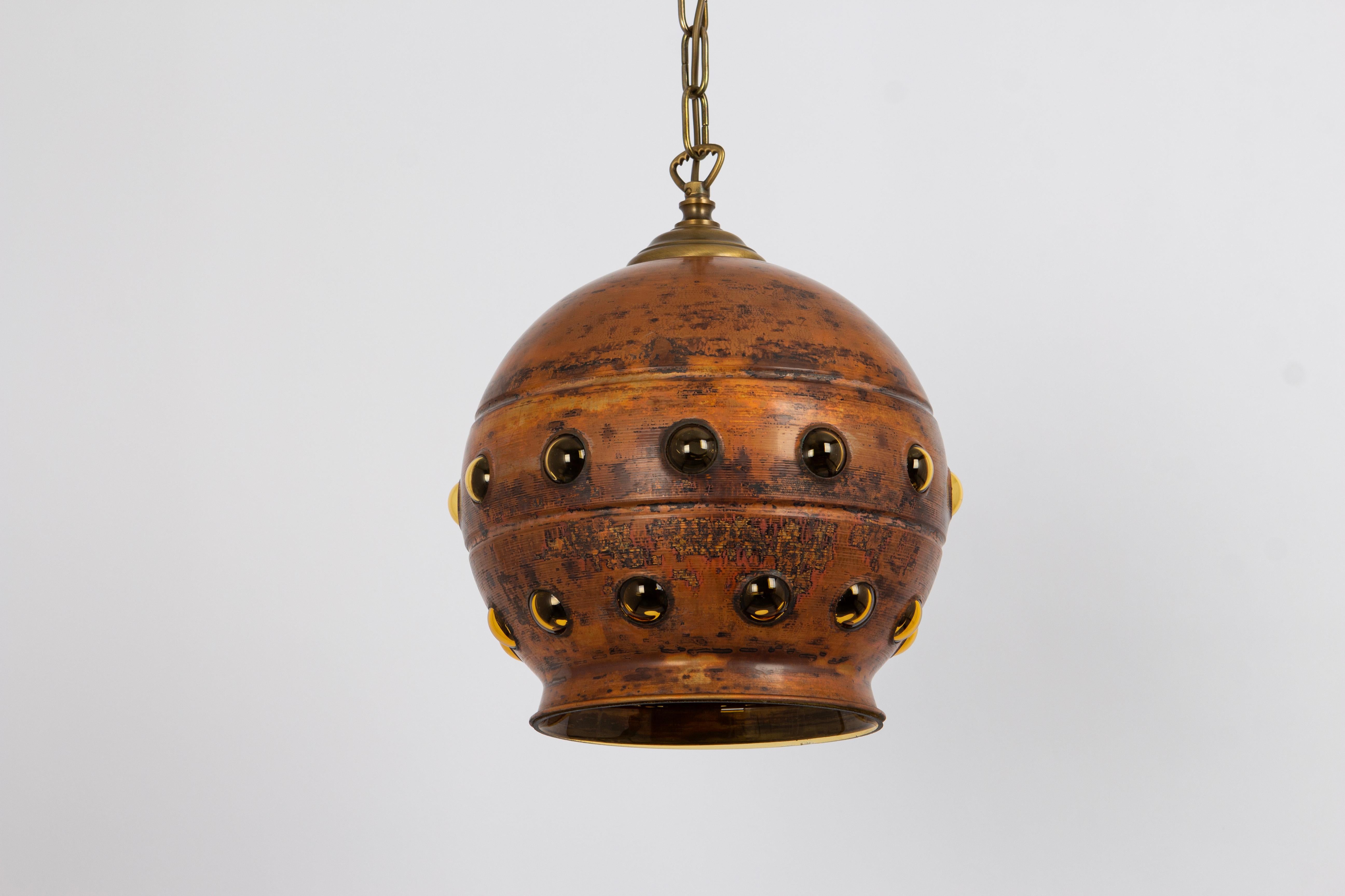 1 of 6 Lampada a sospensione a bolla in rame e vetro ambrato in stile Nanny Still, anni '60 in vendita 1