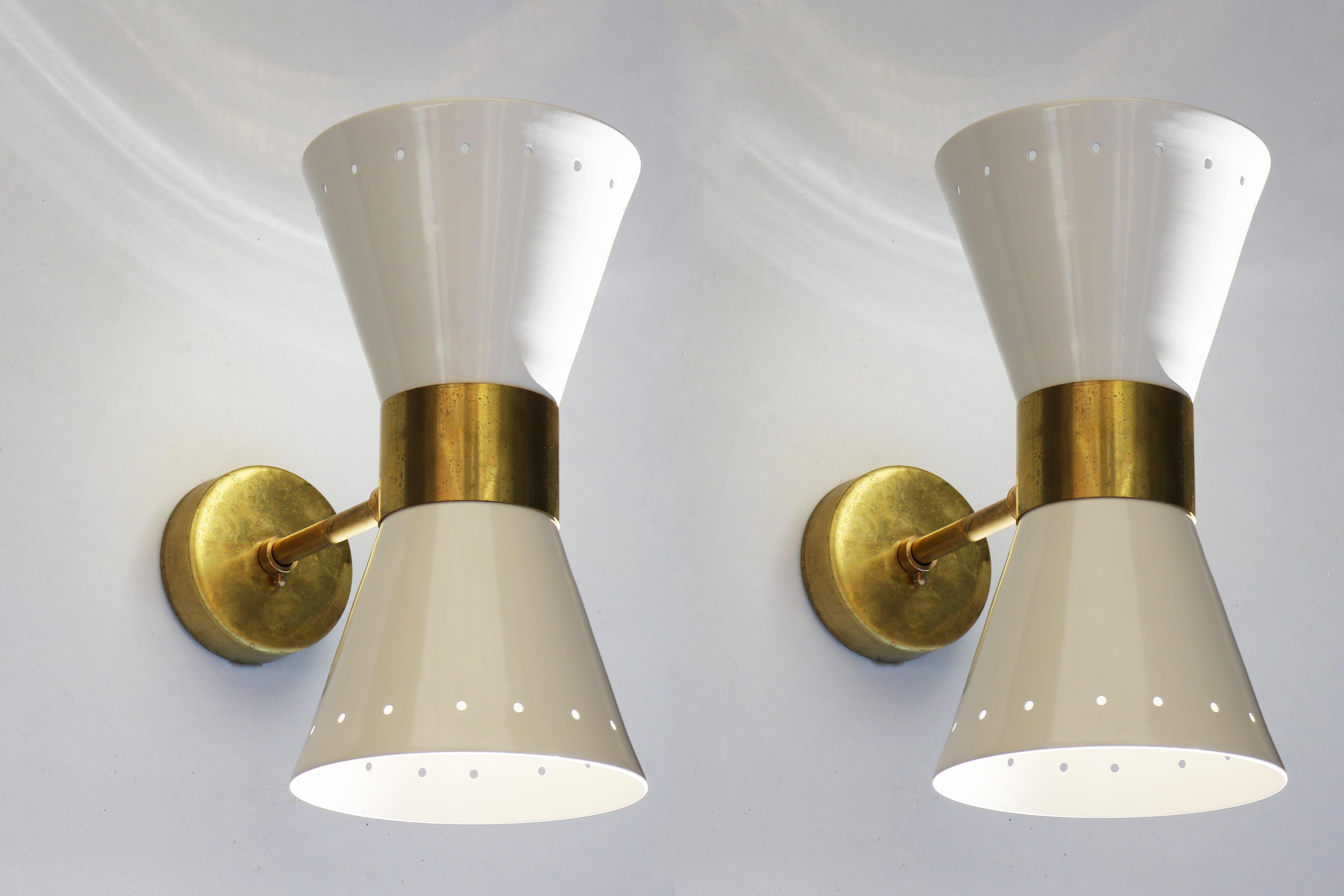 Rare set of gorgeous Italian design Diabolo wall lights of the 1950s in the style of Stilnovo
The patinated brass combines really well with the white metal shades.
The wall lights have been rewired for daily use and look amazing.
Each wall light has