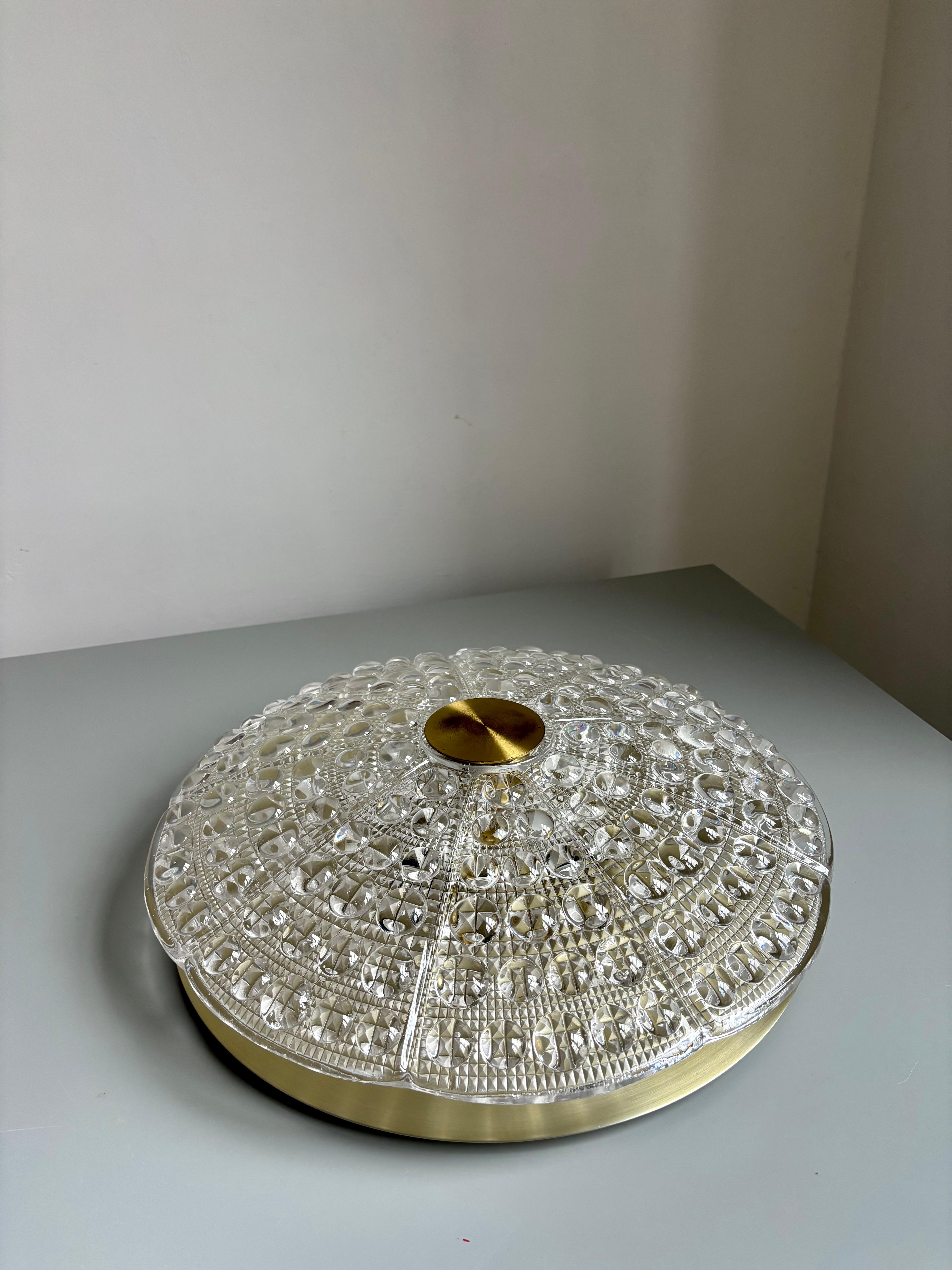 Six élégantes pièces de cristal suédois classique du milieu du siècle dernier, conçues par le légendaire Carl Fagerlund pour Orrefors Glasbruk à la fin des années 1950 et au début des années 1960. Monture encastrée en forme de dôme en cristal épais