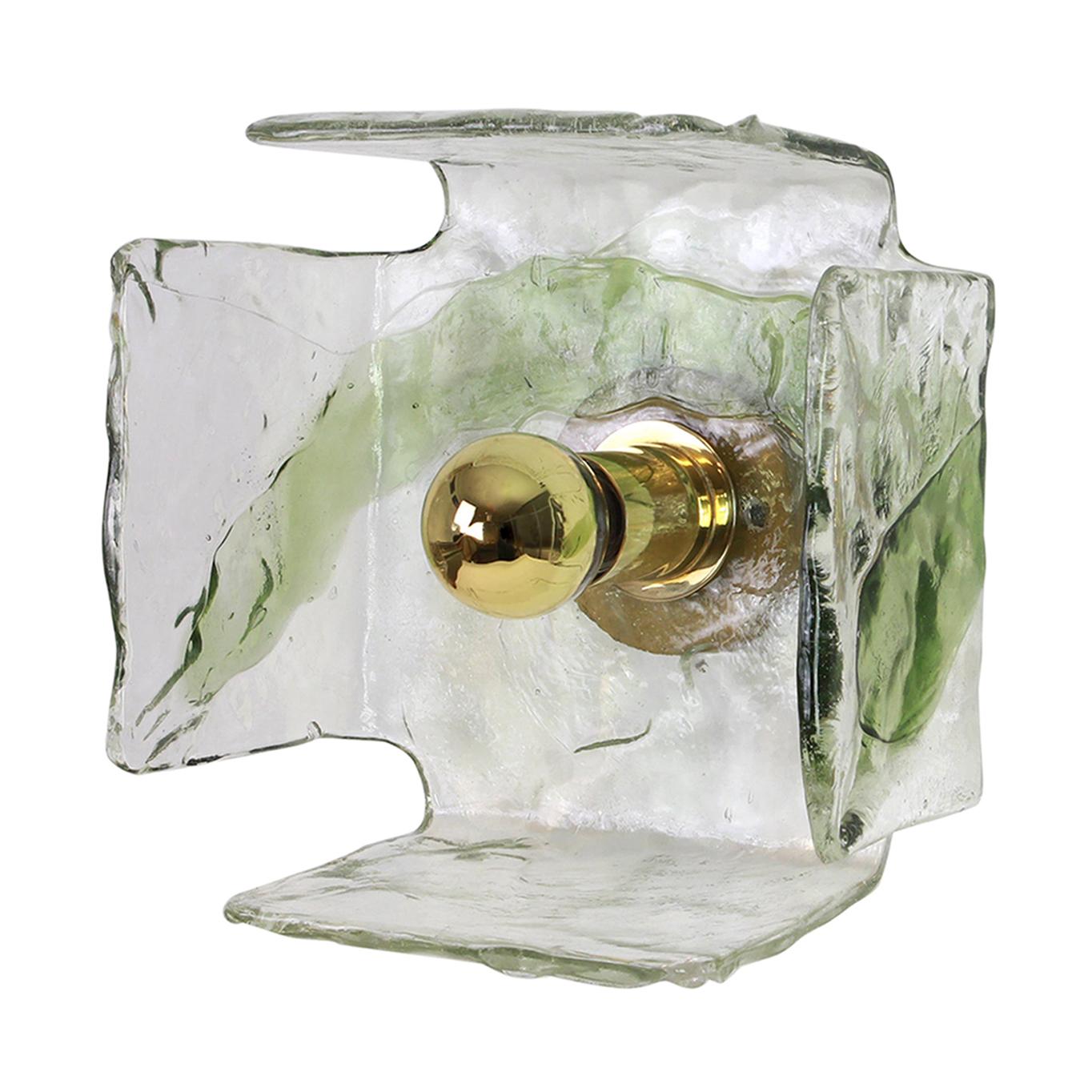 Maravilloso aplique de pared de mediados de siglo con una gran pieza de cristal de Murano, diseñado por Carlo Nason para Kalmar, Austria, fabricado, circa 1960-1969.

El aplique necesita 1 bombilla estándar E27 y es compatible con las normas de
