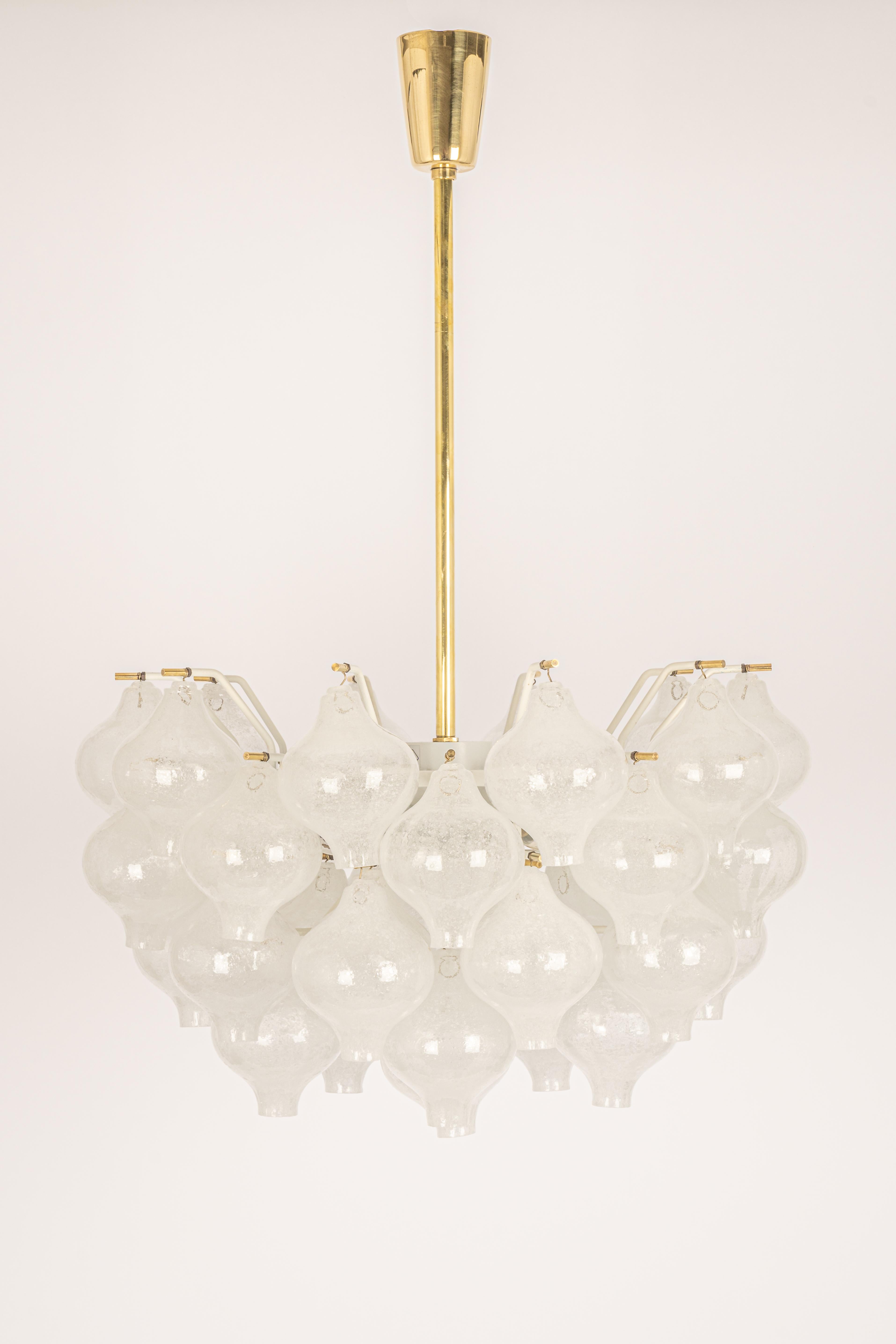 Mid-Century Modern 1 des 6 grands lustres/lustres encastrés en verre tulipan de Kalmar, Autriche, années 1960 en vente