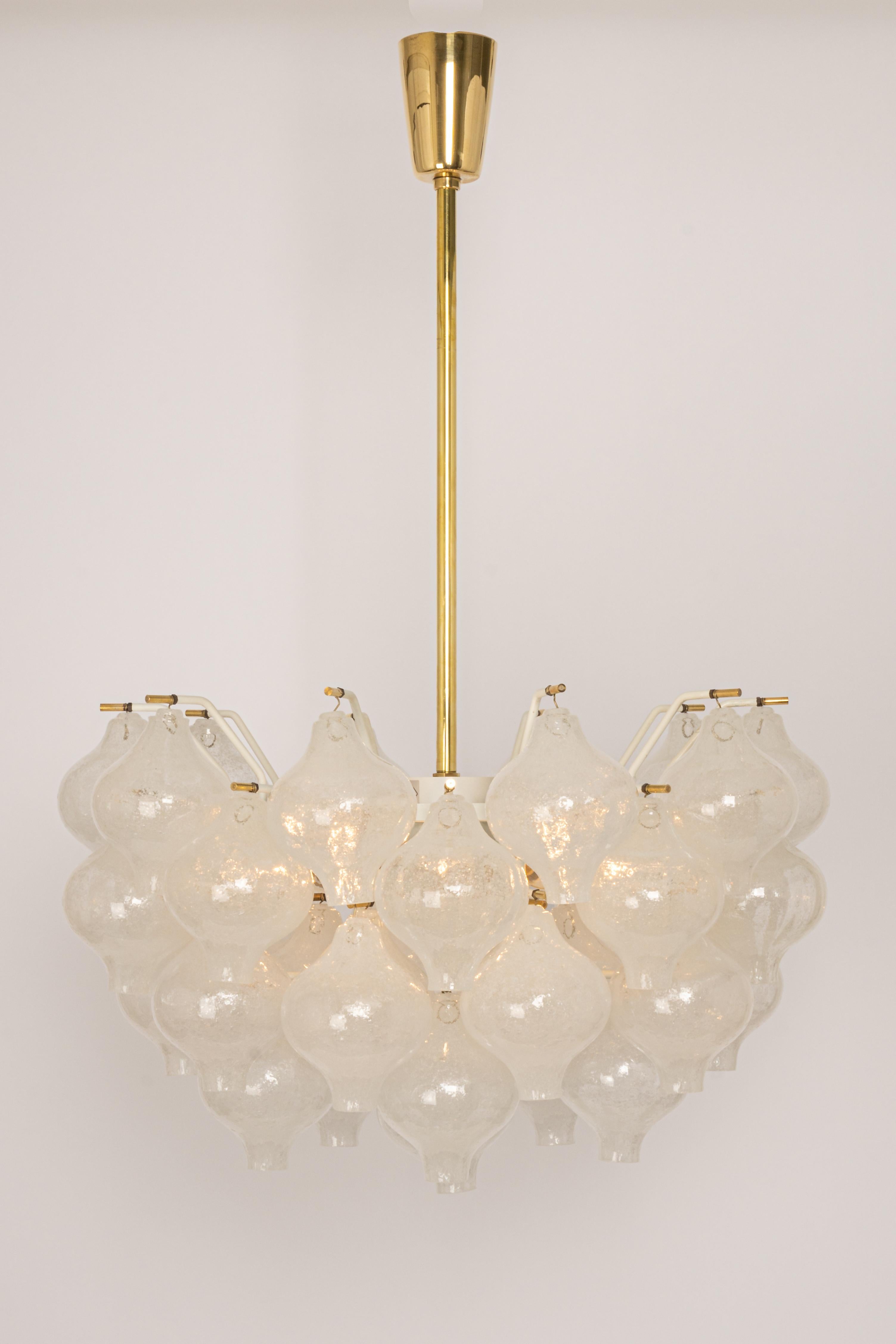 1 des 6 grands lustres/lustres encastrés en verre tulipan de Kalmar, Autriche, années 1960 Bon état - En vente à Aachen, NRW