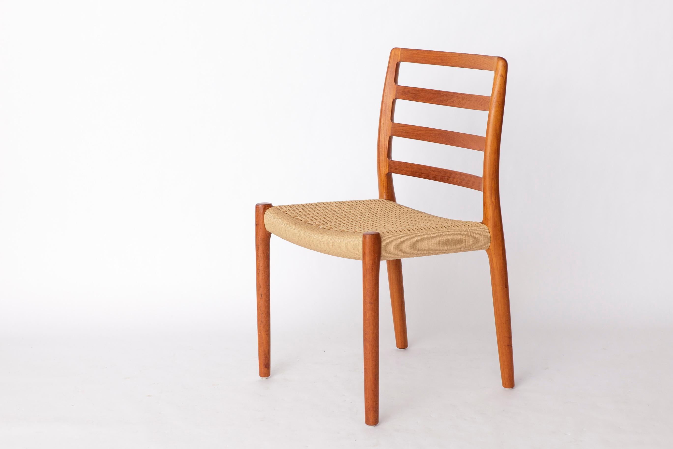 Chaise Niels Møller, modèle 85 en teck - 1980 Danish Design
Conçu à l'origine en 1981, cet élégant modèle de Niels Møller allie l'artisanat scandinave classique à un confort intemporel.
Le prix affiché est pour une chaise. Jusqu'à 6 chaises