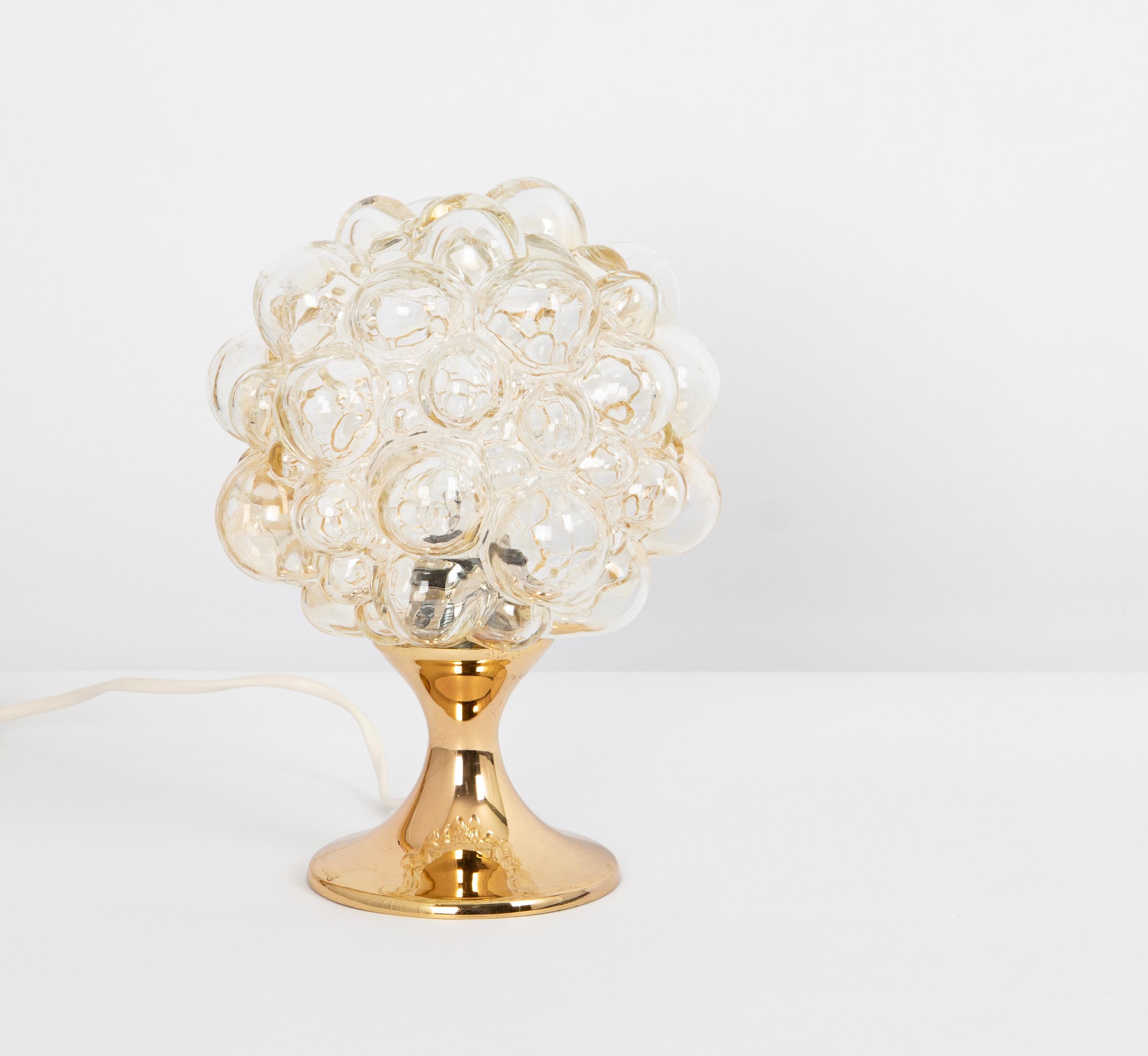 Une des six lampes de table en verre ambré fabriquées en Allemagne.
Très bon état. Nettoyé, bien câblé et prêt à être utilisé. 
Merveilleux effet de lumière.

Chaque lampe nécessite 1 ampoule E14 de 40W max chacune.
Les ampoules ne sont pas