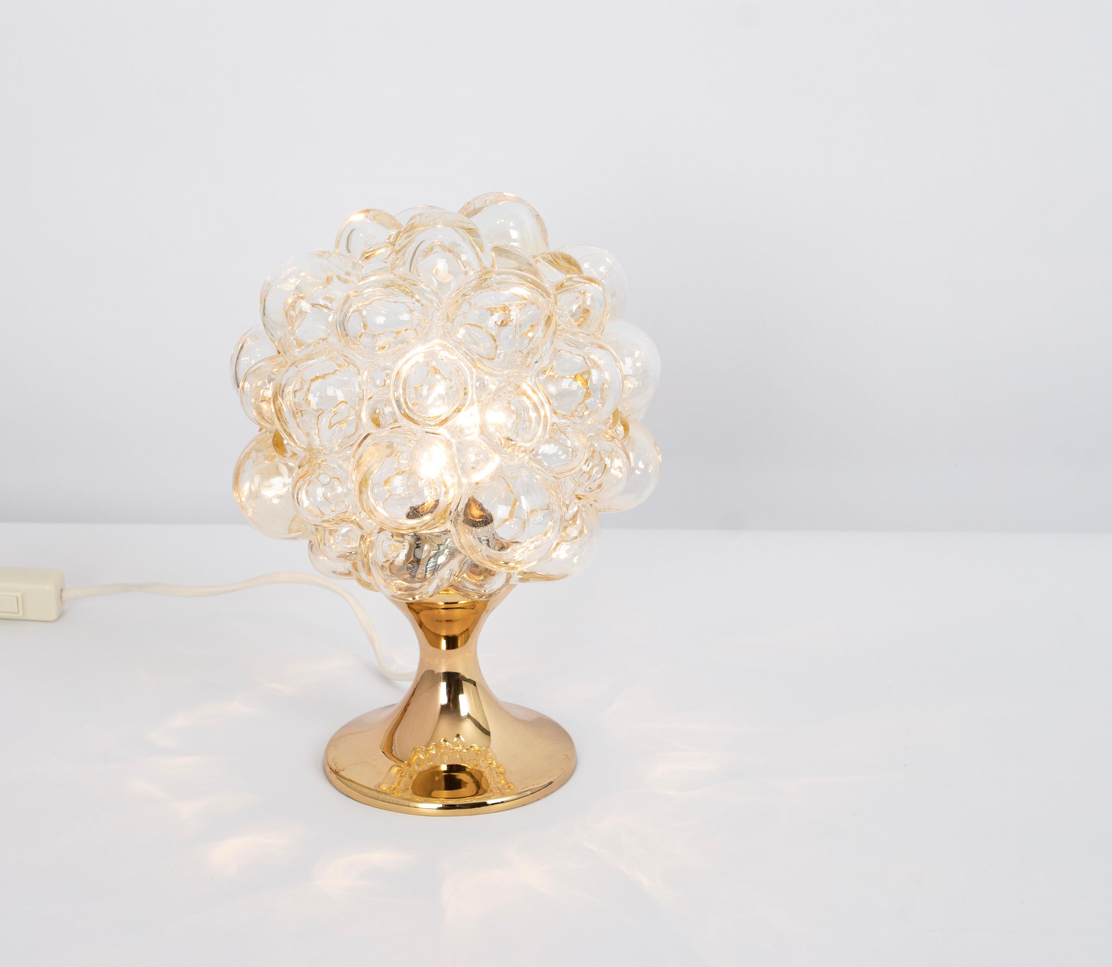 Allemand 1 des 6 petites lampes de bureau en verre bullé ambré, Allemagne, années 1970 en vente