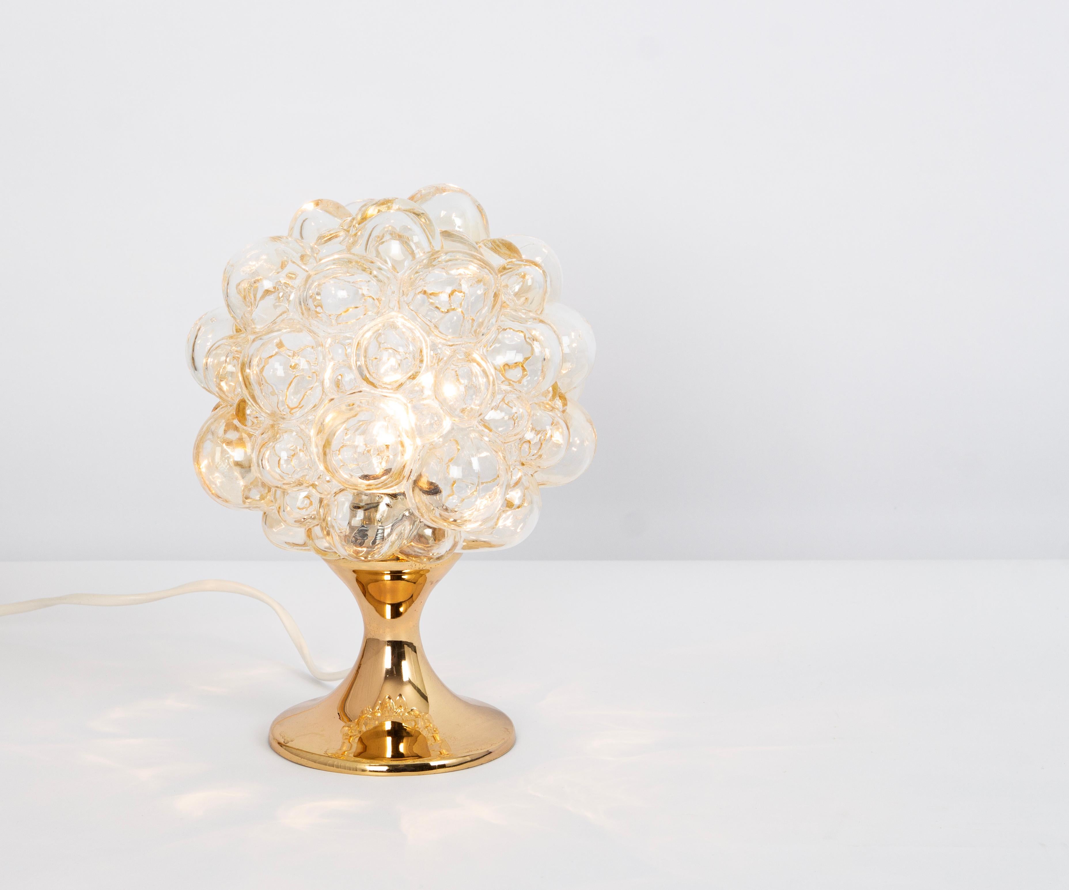 Laiton 1 des 6 petites lampes de bureau en verre bullé ambré, Allemagne, années 1970 en vente